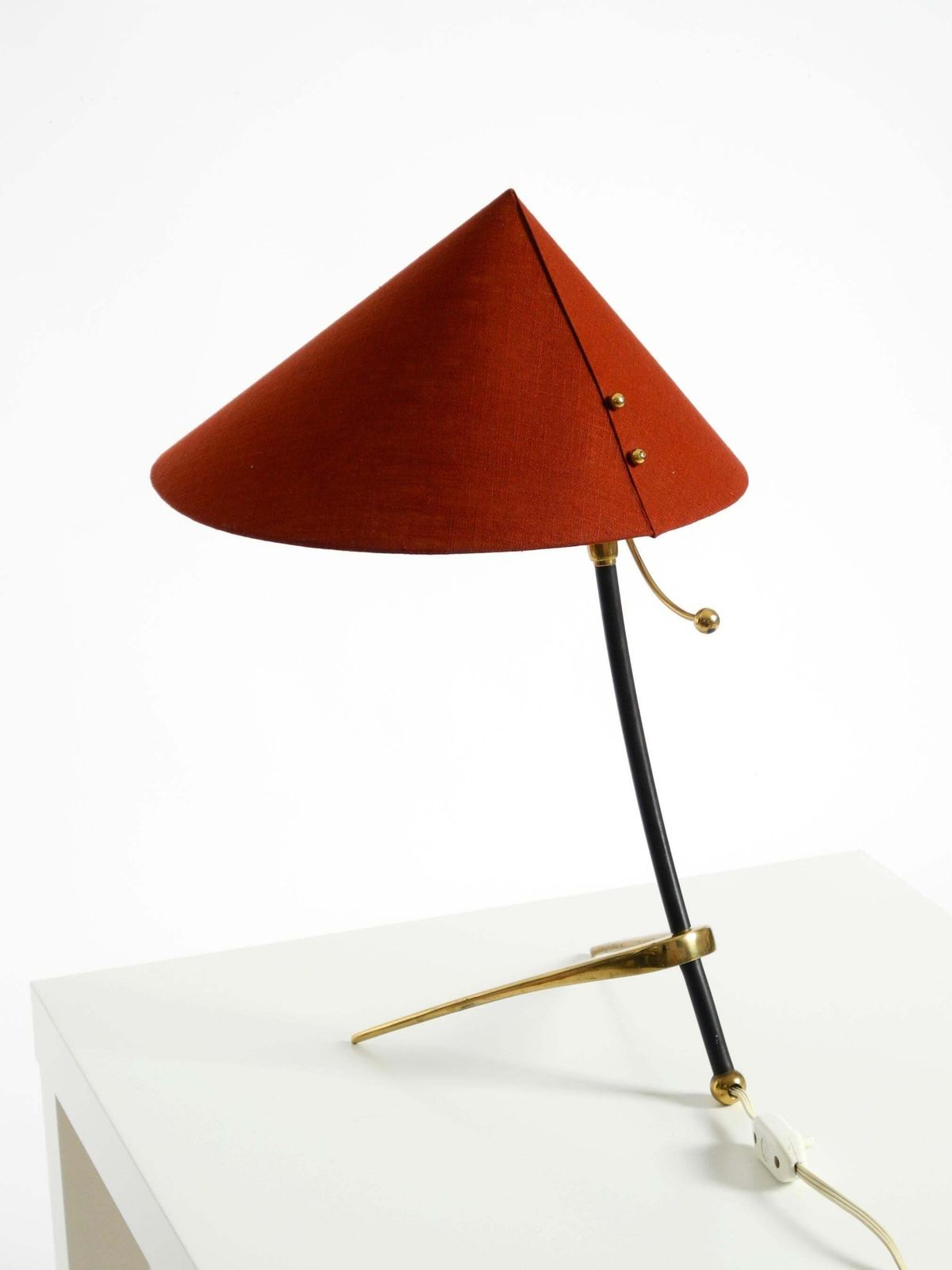 photo vinterior Grote Kalmar Mid-Century Modern driepoot messing tafellamp met nieuwe stoffen kap