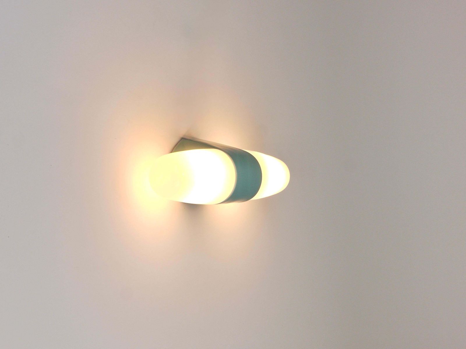 photo furniture Wilhelm Wagenfeld Bauhaus Turquoise Dubbele Wandlamp, Duitsland, ca. jaren 1950