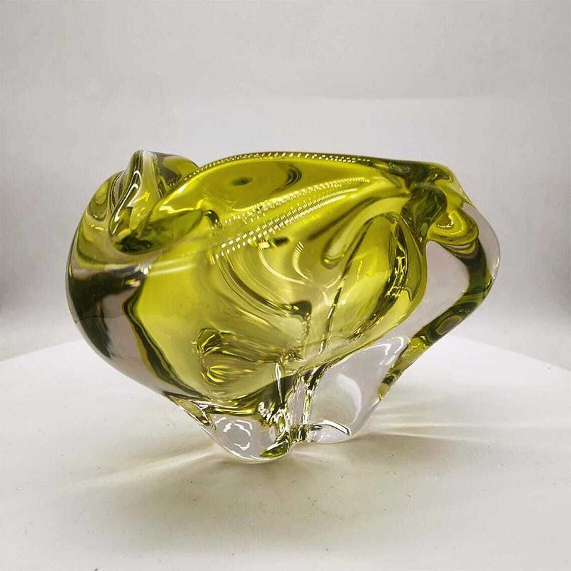 Grand cendrier triangulaire en verre de Murano, années 1950, par Flavio Poli. Fabriqué en Italie. 20 x 17 x 13,5 h cm / 2,8 kg. photo furniture