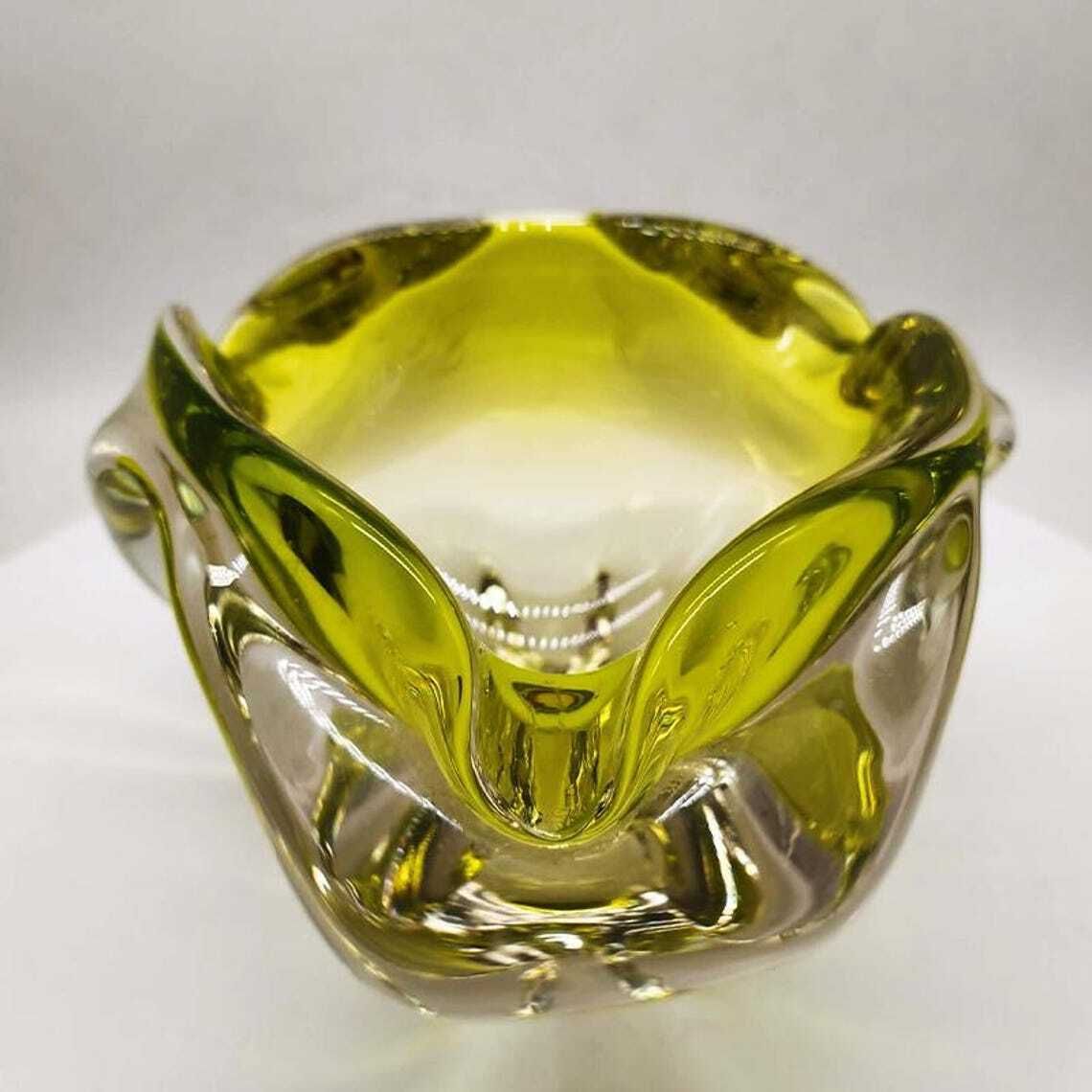 Grand cendrier triangulaire en verre de Murano, années 1950, par Flavio Poli. Fabriqué en Italie. 20 x 17 x 13,5 h cm / 2,8 kg. photo vinterior