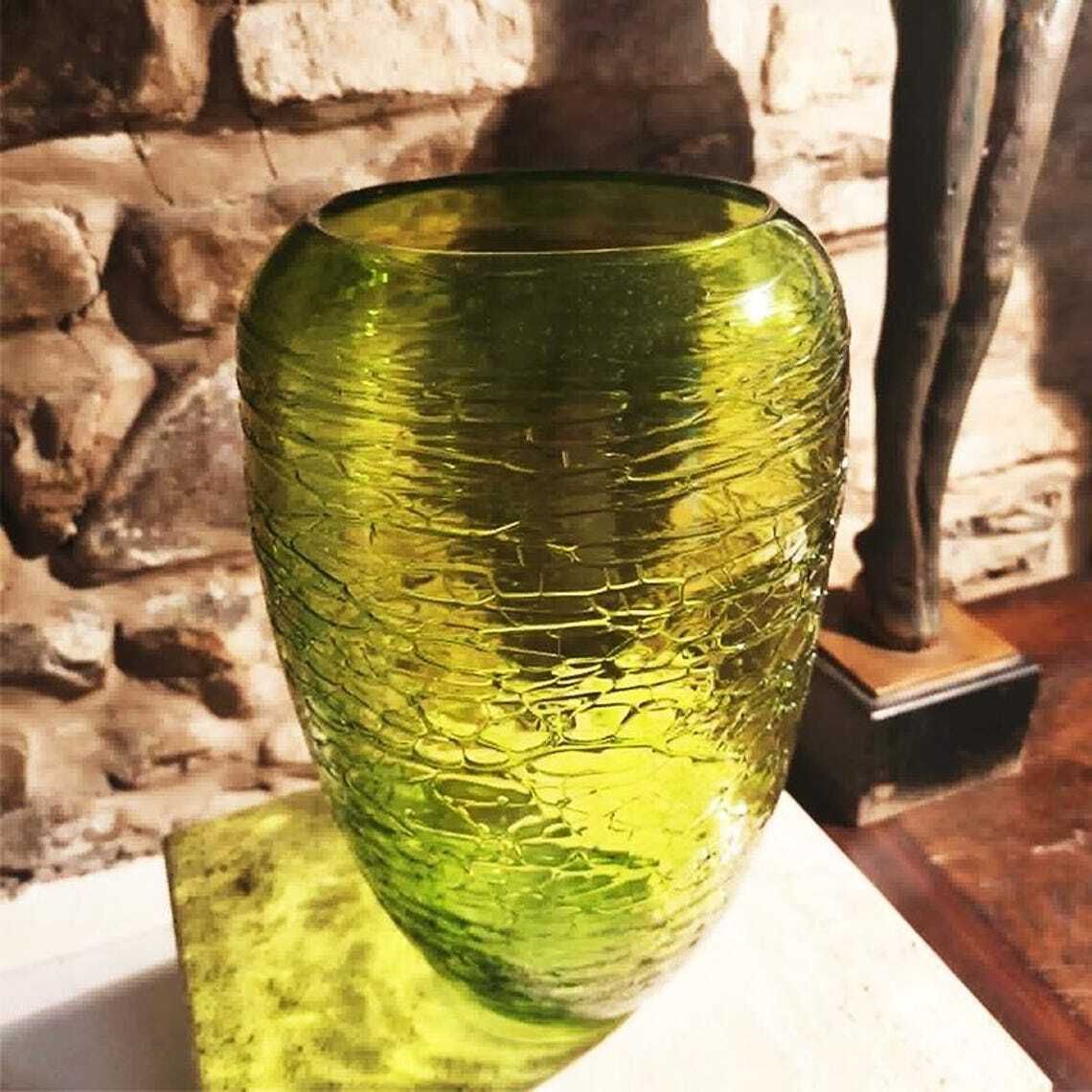 Vase en verre de Murano travaillé à la main, vert, années 1970, Italie. 31 cm H / 12,20 po H. photo furniture