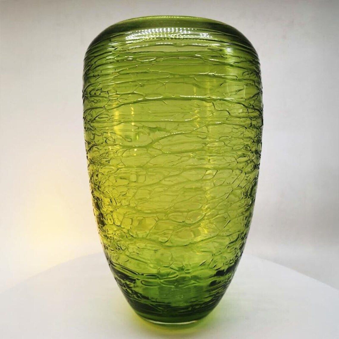 Vase en verre de Murano travaillé à la main, vert, années 1970, Italie. 31 cm H / 12,20 po H. photo for sale