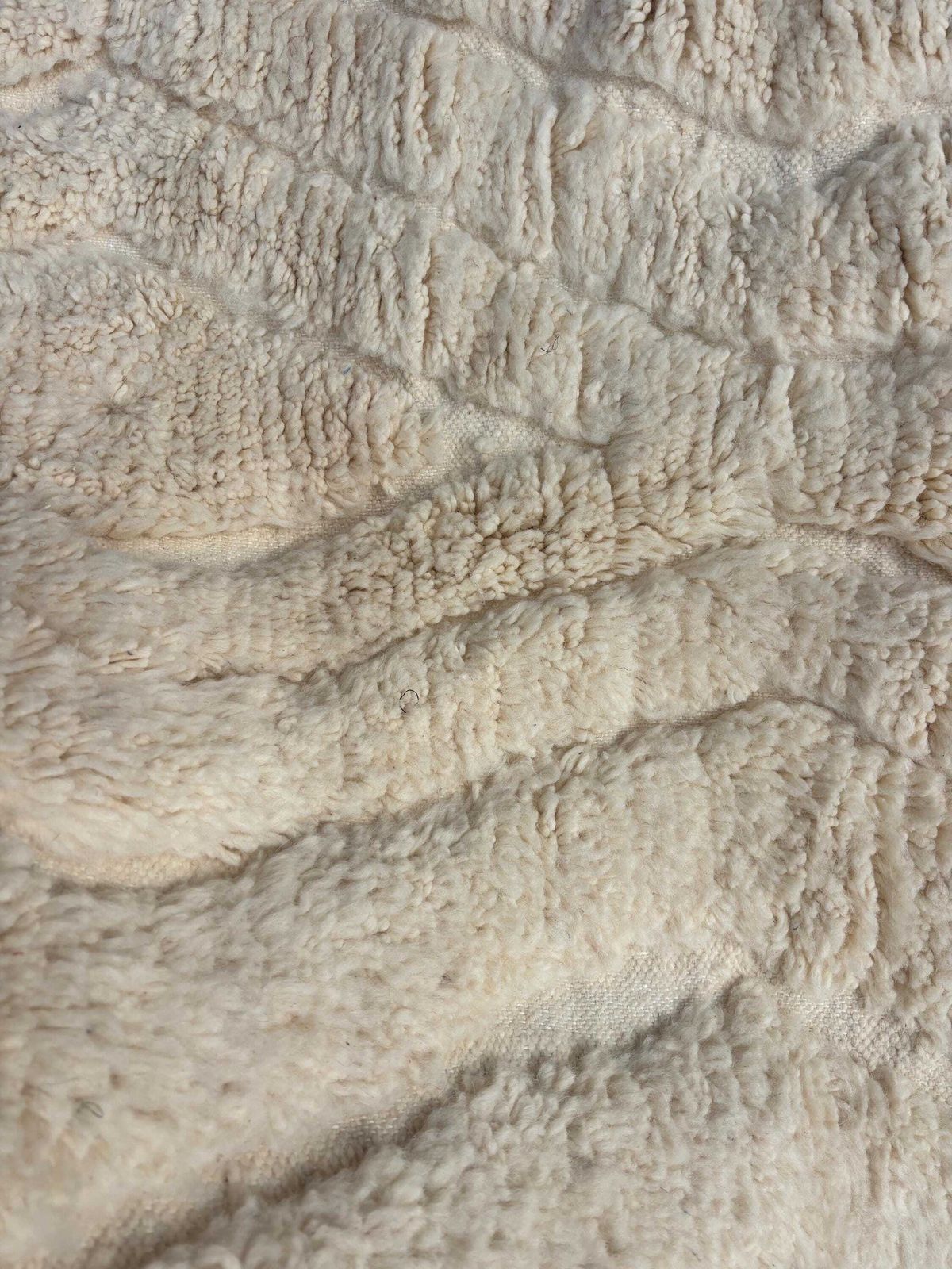 Marokkaans Mrirt-tapijt 150x250 cm – Handgemaakt Berber-tapijt – Luxe ecru wollen tapijt – Minimalistisch Marokkaans tapijt photo vintage