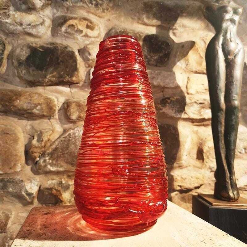 Mid-century vaas in handbewerkt Murano-glas van Sergio Costantini, gesigneerd op de bodem. Vervaardigd in Murano, Italië.