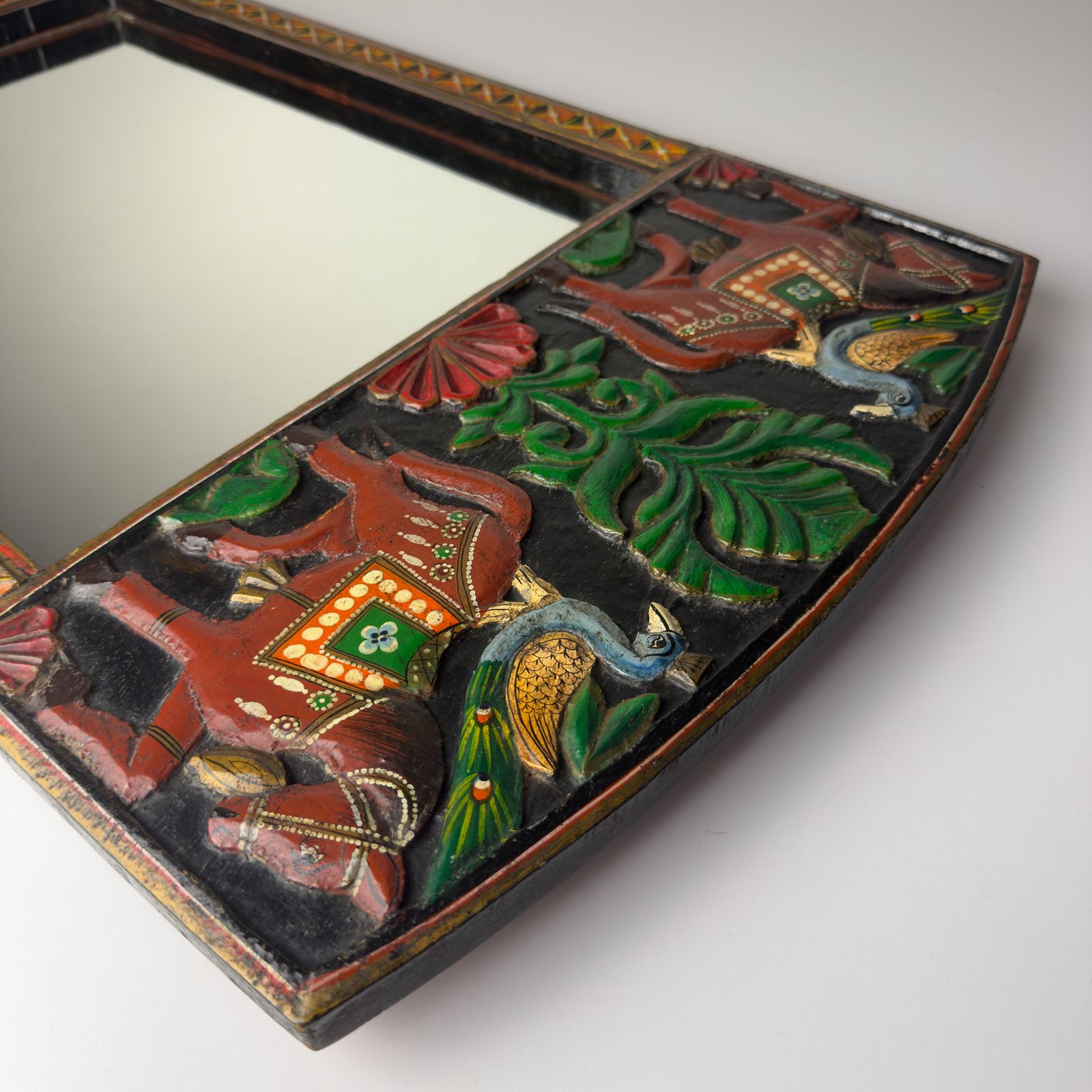 photo furniture Vintage houten wandspiegel, India, midden 20e eeuw