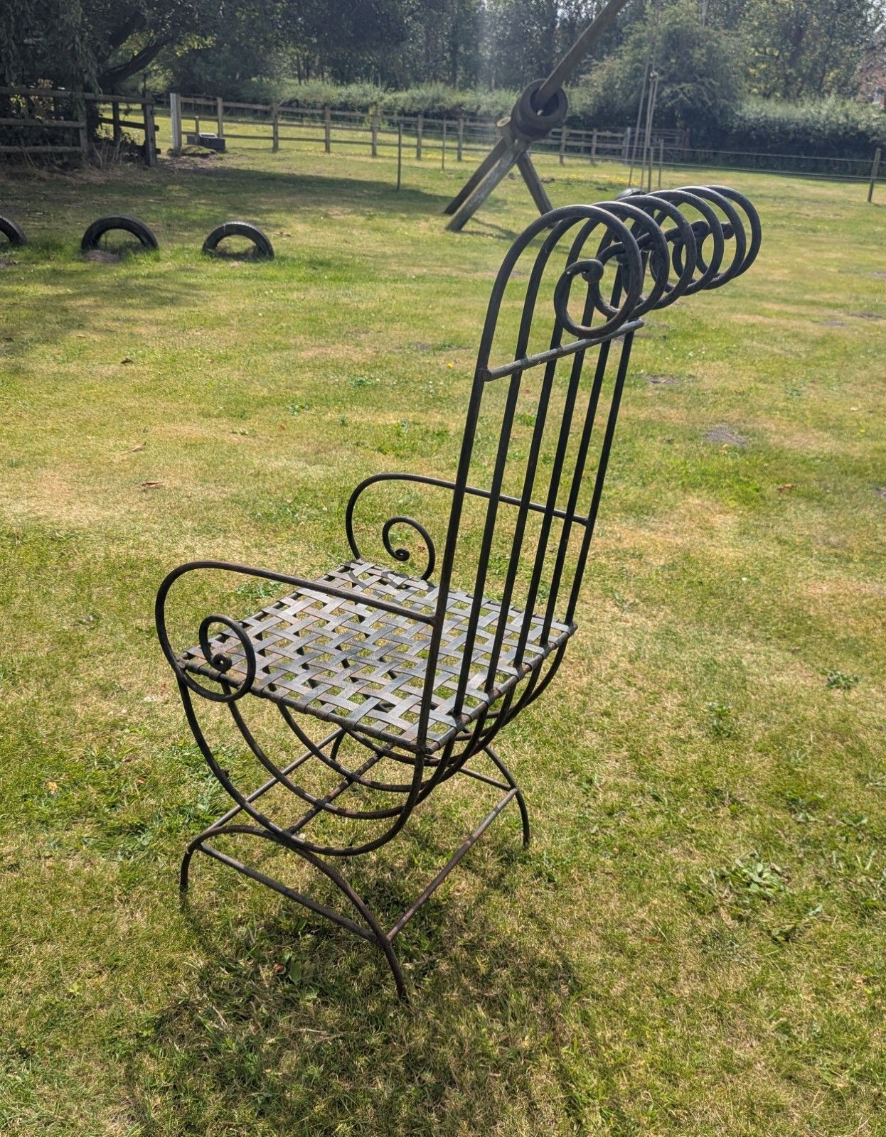 Fauteuil vintage en fonte et métal, décor ajouré à volutes, livraison disponible 0352