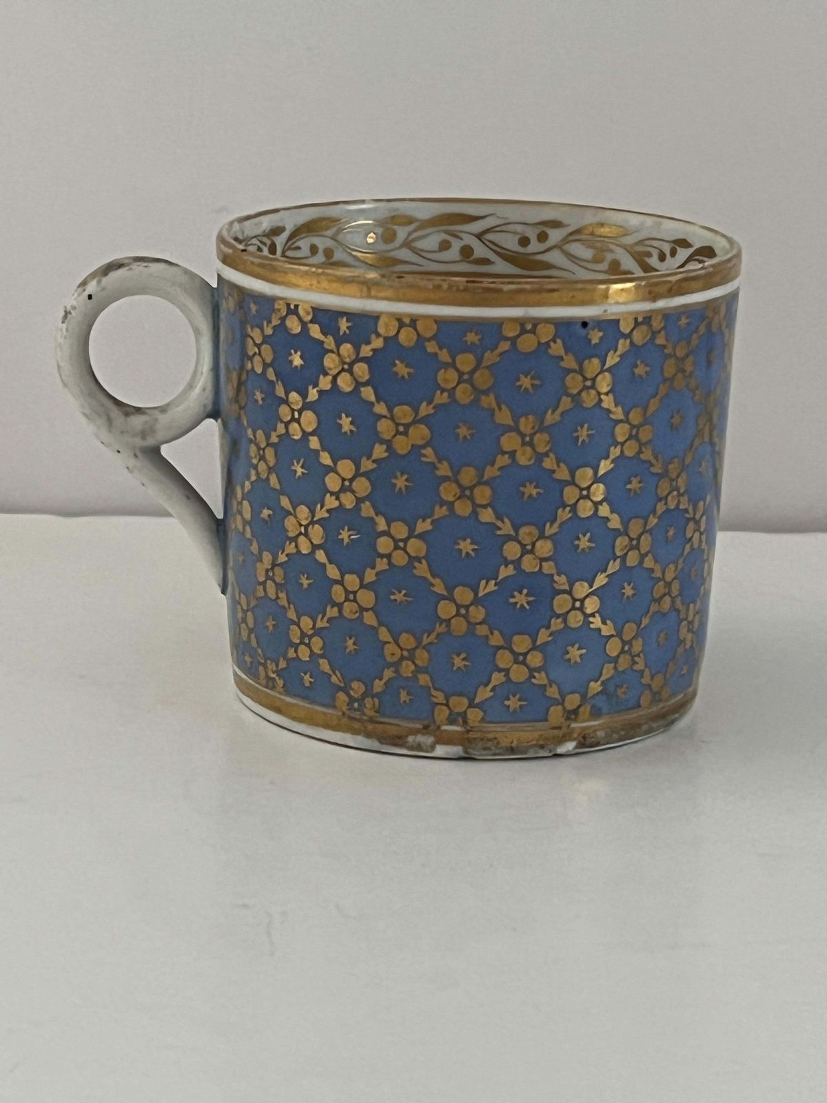 Georgisch porseleinen koffiekopje, Minton of New Hall, goud op blauw, ca. 1810 photo furniture