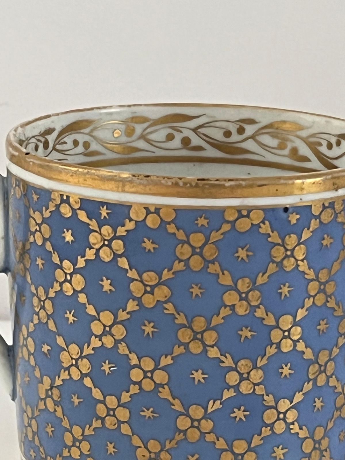 Georgisch porseleinen koffiekopje, Minton of New Hall, goud op blauw, ca. 1810 photo Woonaccessoires