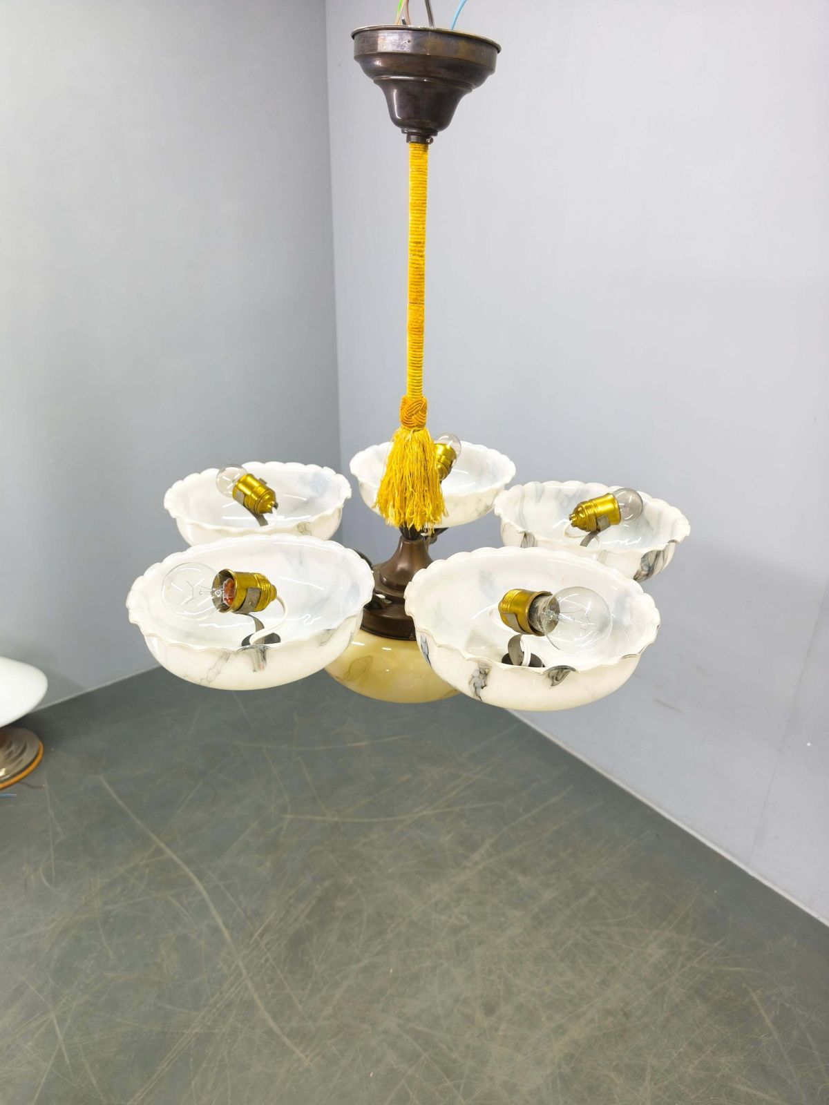 Lustre Art déco en laiton et verre opalin, Tchécoslovaquie, années 1940 photo Luminaires