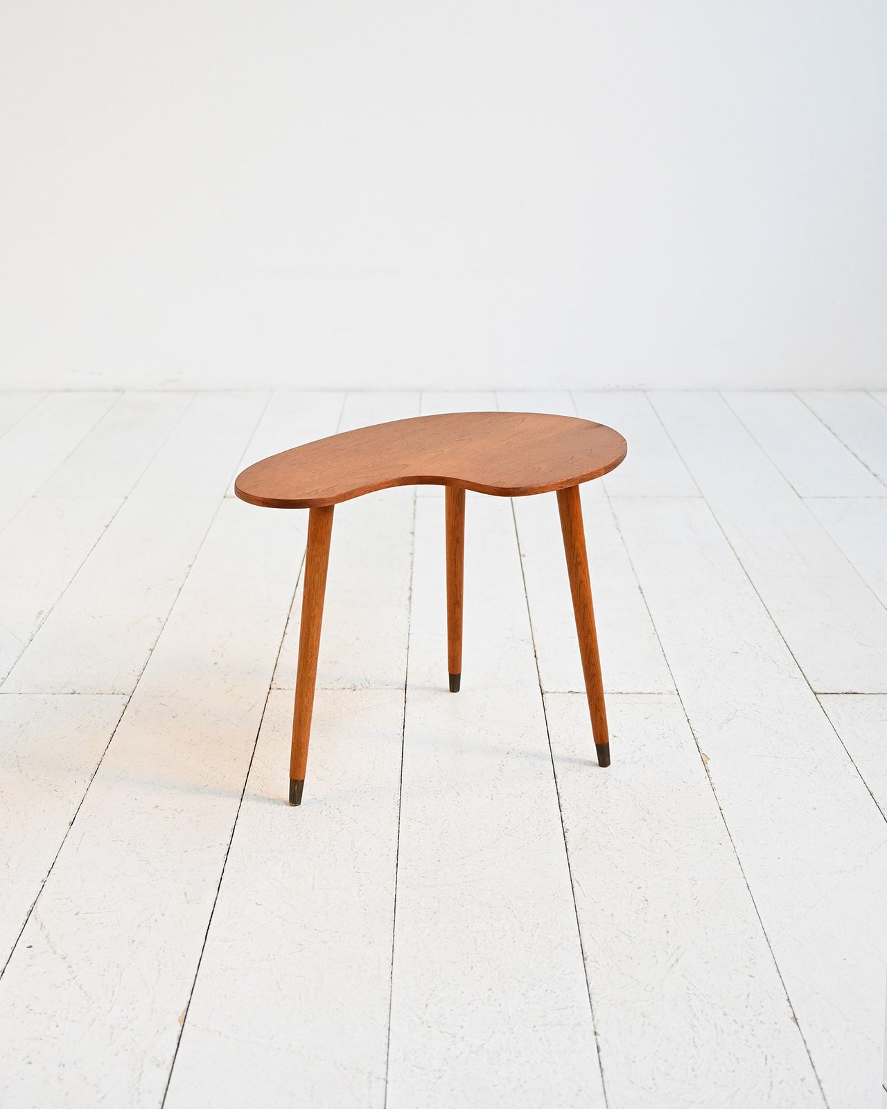 Biomorfe salontafel van teakhout en messing, ca. jaren 1950–1960 photo furniture