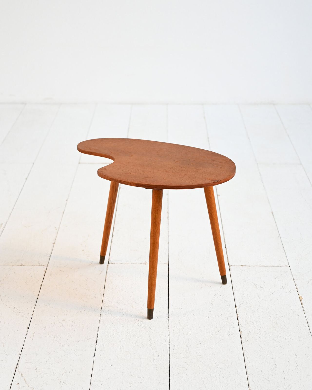 Biomorfe salontafel van teakhout en messing, ca. jaren 1950–1960 photo Meubels