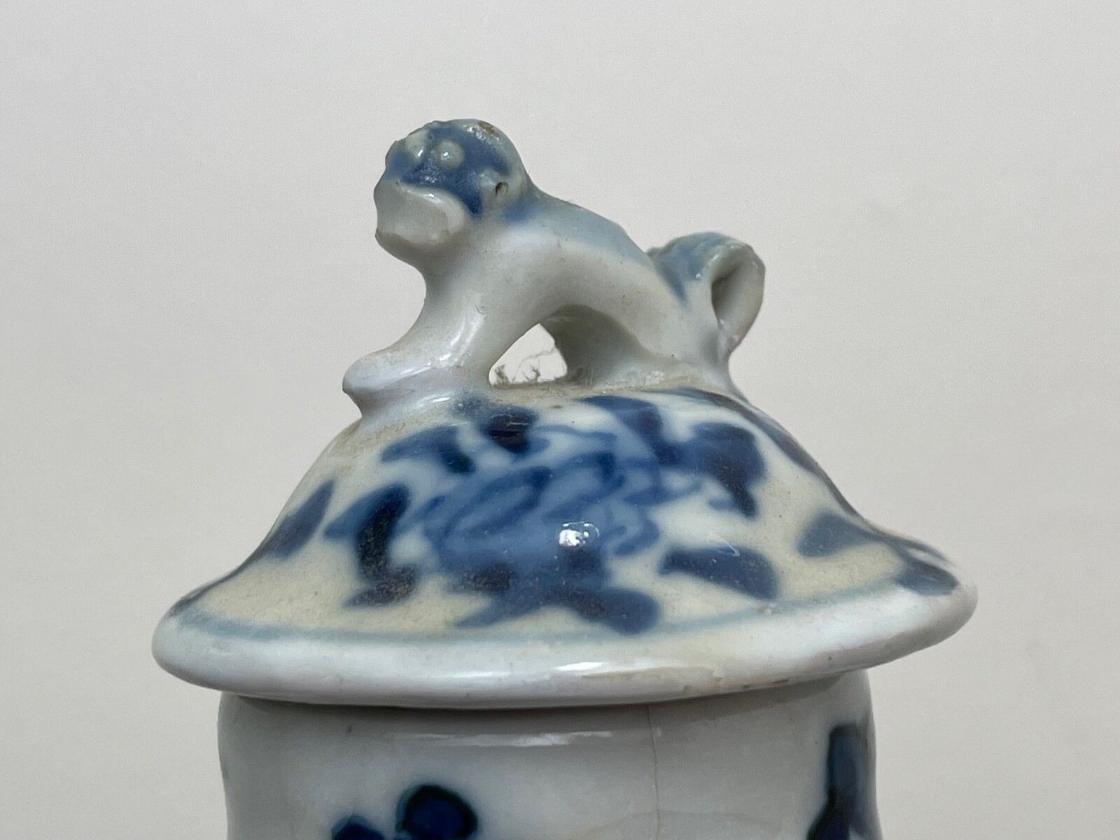 Chinese tempelvaas met Foo Dog, 19e eeuw photo for sale