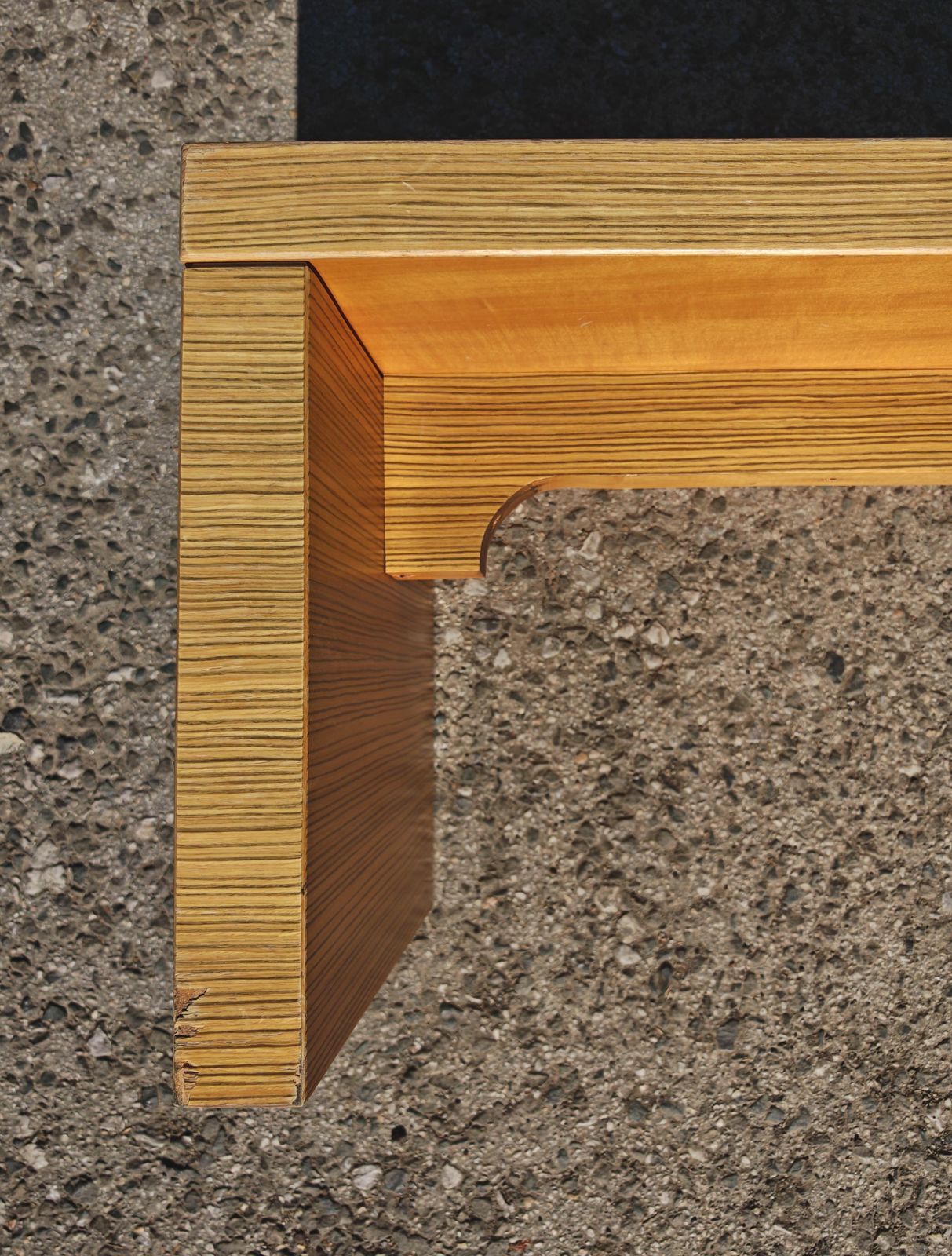 photo furniture Minimalistische Mid-Century Banken in Zebrano Fineer, Toegeschreven aan Maxalto, Italië jaren 1970