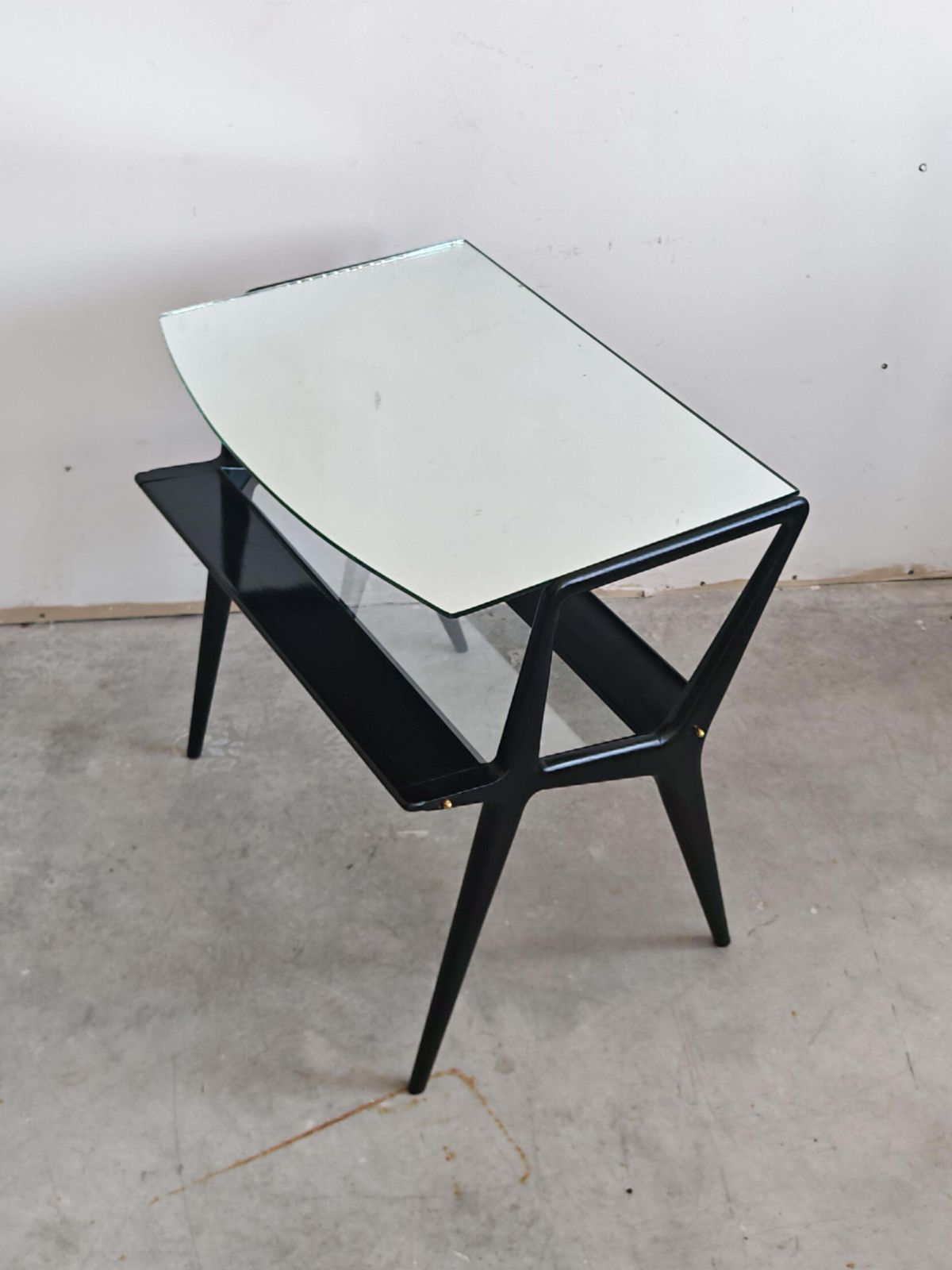 Mid-Century Modern bijzettafel met gespiegeld blad, toegeschreven aan Ico Parisi, Italië ca. jaren 1950 photo furniture