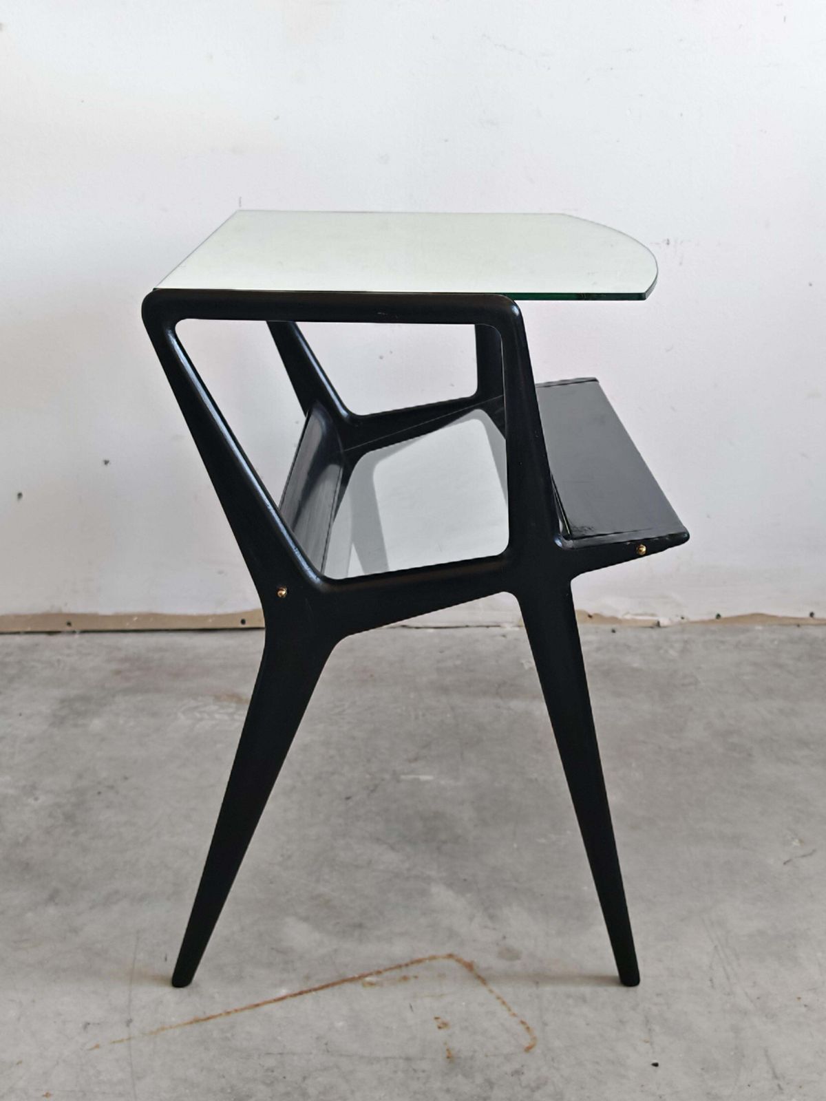 Mid-Century Modern bijzettafel met gespiegeld blad, toegeschreven aan Ico Parisi, Italië ca. jaren 1950 photo vintage