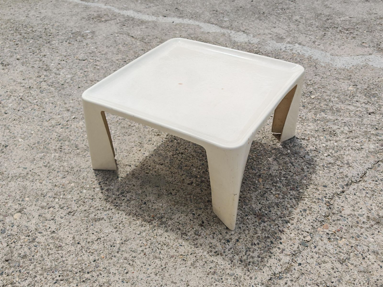 photo for sale Space Age Fiberglass Salontafel "Amanta" van Mario Bellini, Italië jaren 1970