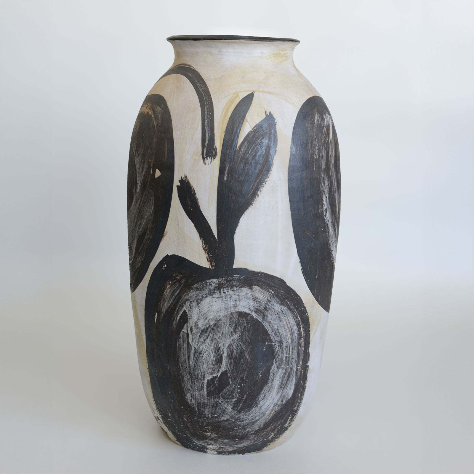 Abstracte zwart-wit studio-aardewerk vaas photo for sale