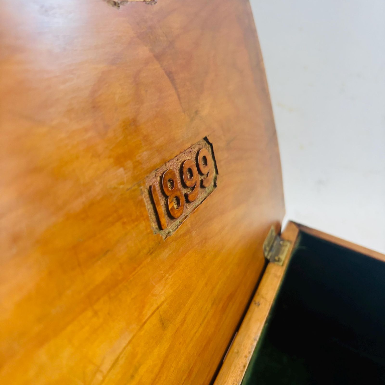 Antieke Victoriaanse handgesneden walnoten bewaarbox uit 1899, gevoerd met groen fluweel, Arts & Crafts volkskunst kistje, zonder sleutel (32x20x13cm) photo vinterior