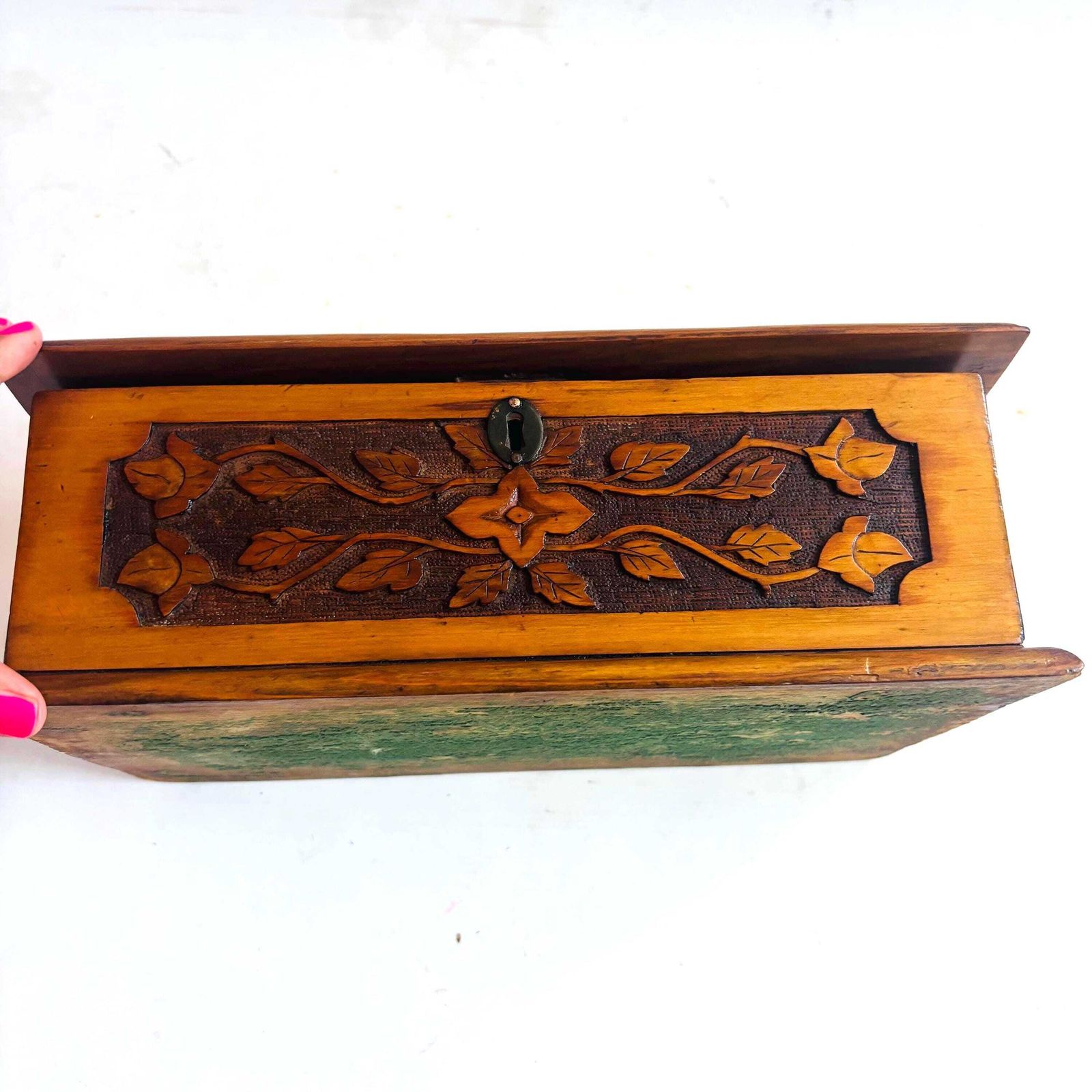 photo vinterior Antieke Victoriaanse handgesneden walnoten bewaarbox uit 1899, gevoerd met groen fluweel, Arts & Crafts volkskunst kistje, zonder sleutel (32x20x13cm)
