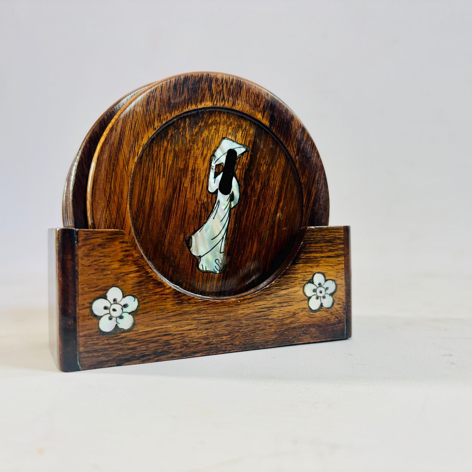 Ensemble de sous-verres mid-century en bois dur d'Asie de l'Est, incrustation d'ormeau véritable, Geisha photo buy