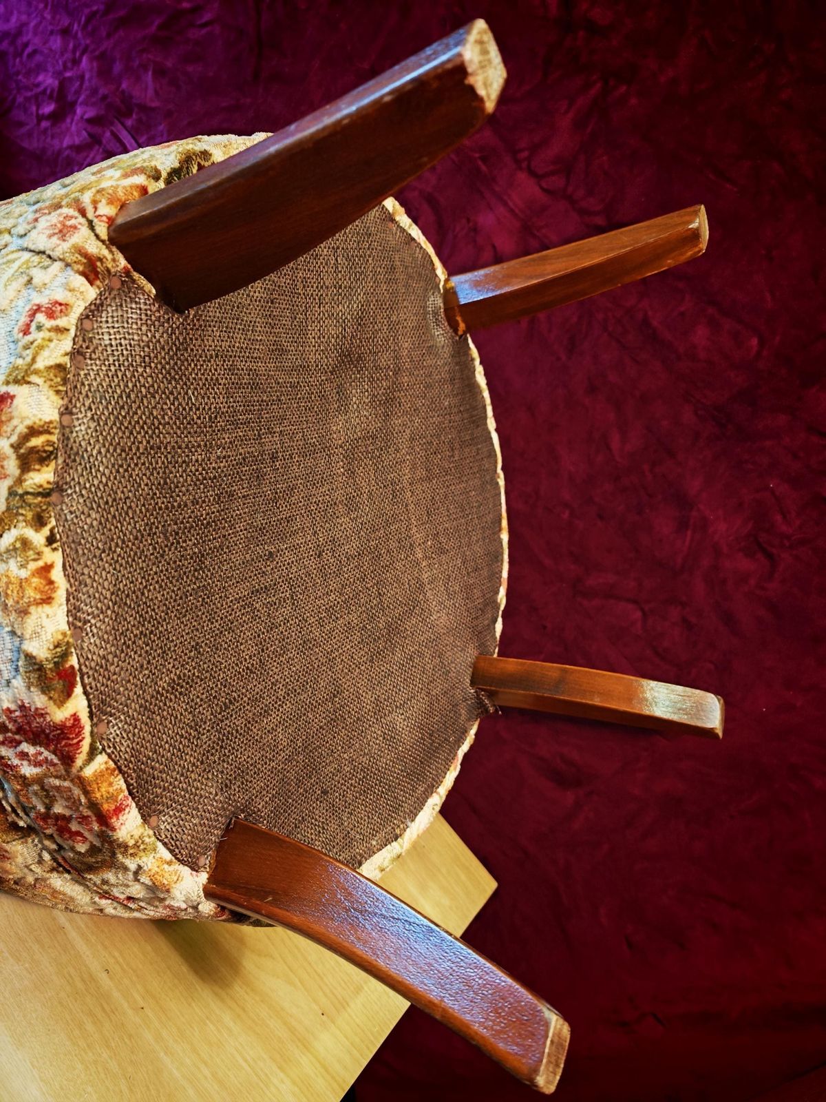 Antieke Verpleegstoel met Hoge Smalle Rugleuning en Ronde Zitting, begin 20e eeuw. Opnieuw bekleed jaren 1950. 80 cm hoog. Uitstekende staat photo vintage