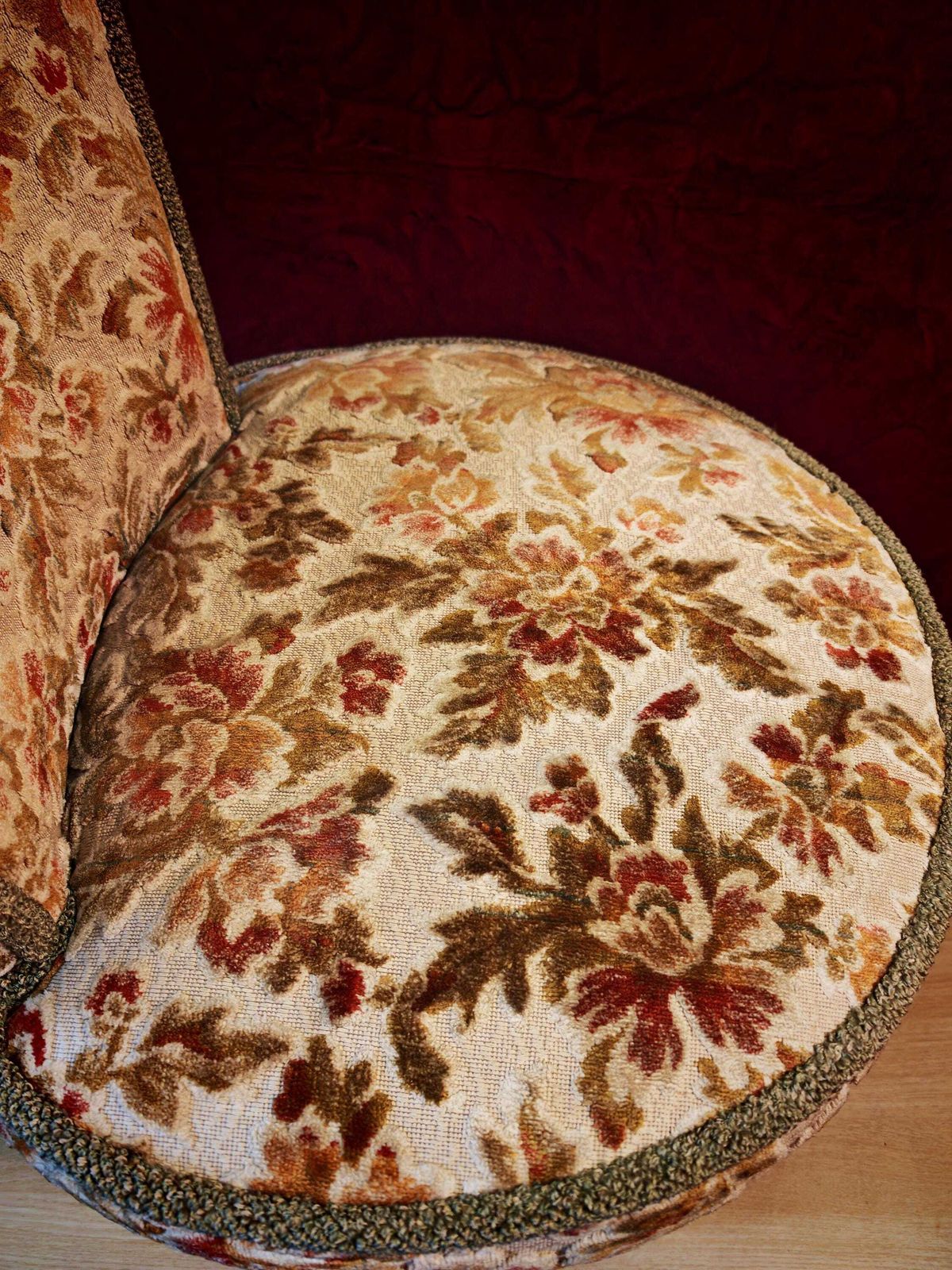 photo for sale Antieke Verpleegstoel met Hoge Smalle Rugleuning en Ronde Zitting, begin 20e eeuw. Opnieuw bekleed jaren 1950. 80 cm hoog. Uitstekende staat