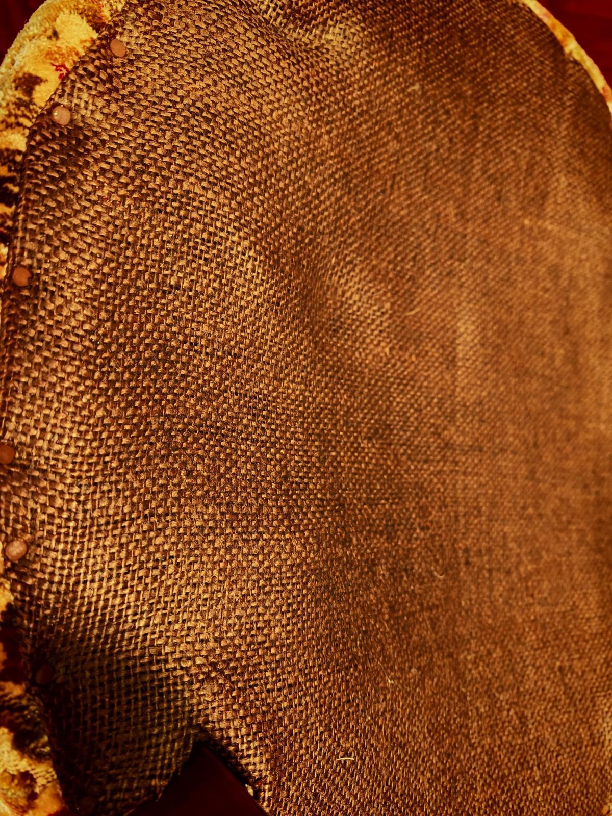 Meubels Antieke Verpleegstoel met Hoge Smalle Rugleuning en Ronde Zitting, begin 20e eeuw. Opnieuw bekleed jaren 1950. 80 cm hoog. Uitstekende staat photo