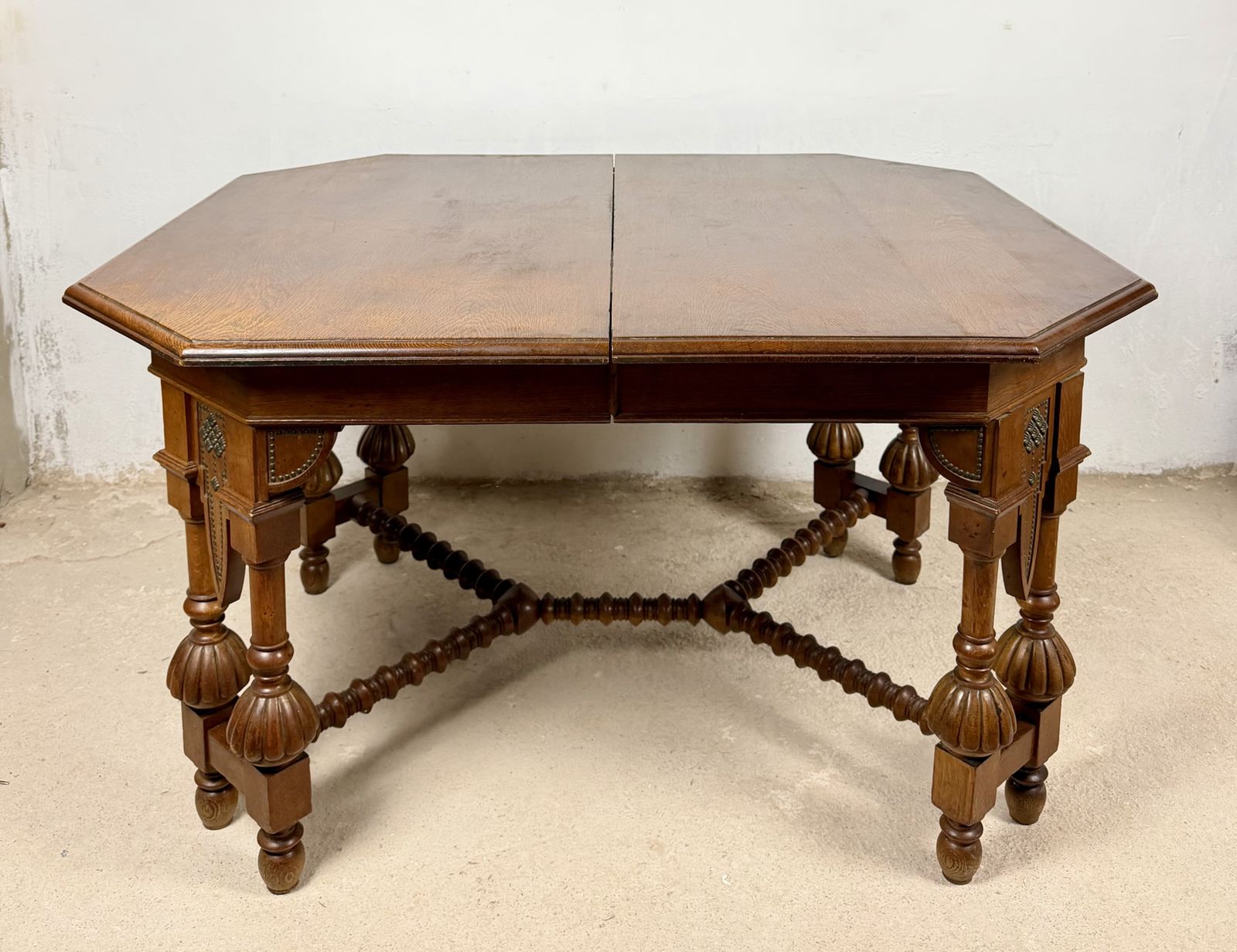 Spaanse Renaissance Revival eettafel, 20e eeuw photo furniture