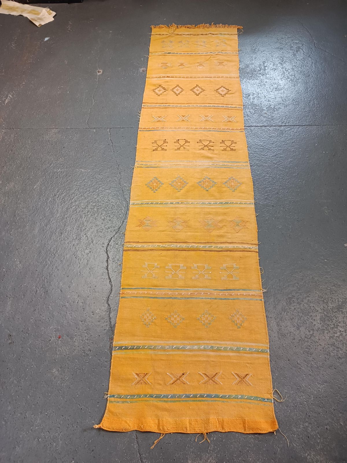 Tapis de couloir marocain berbère tissé à la main, laine tribale jaune moutarde photo for sale