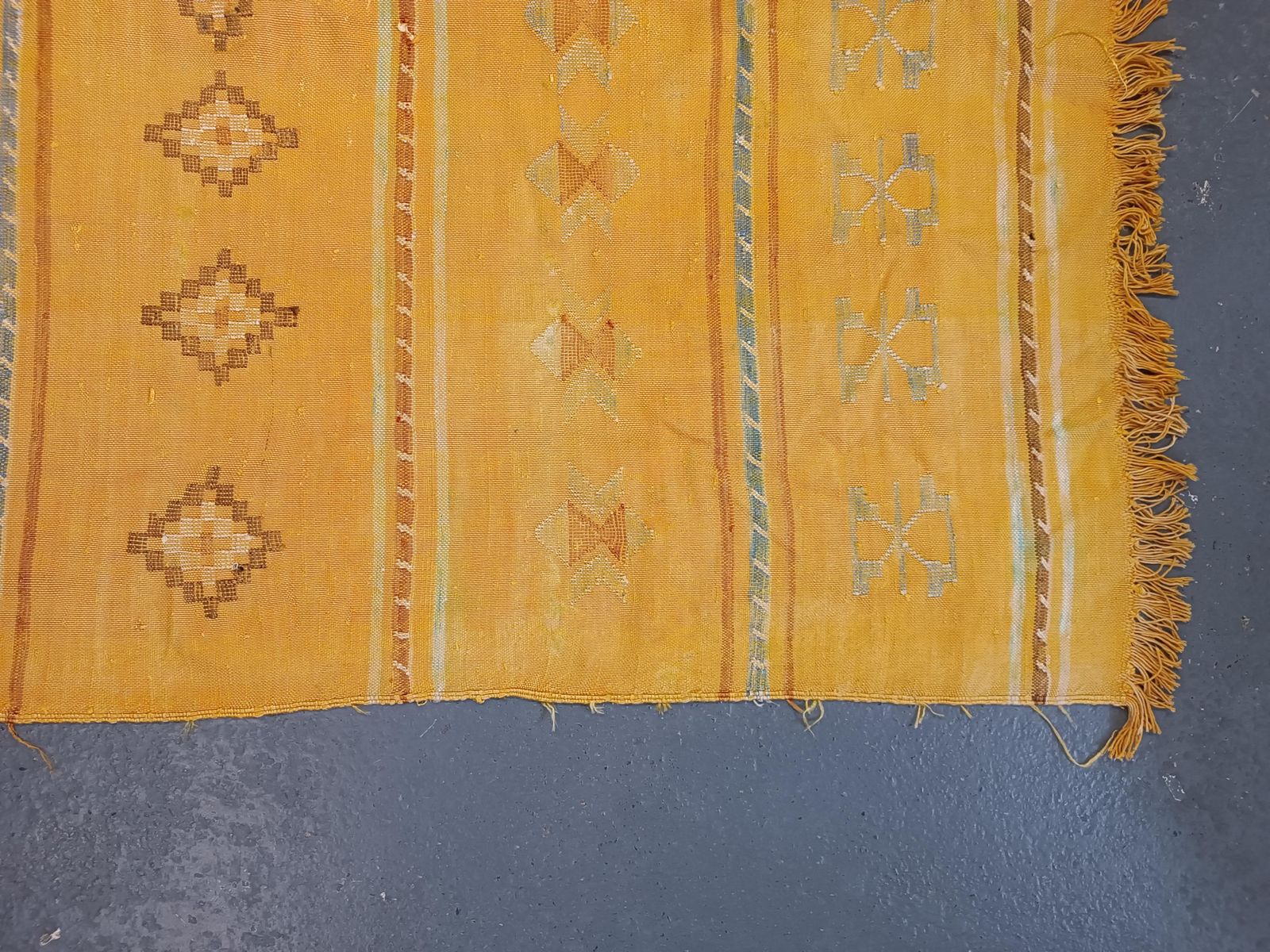 Tapis de couloir marocain berbère tissé à la main, laine tribale jaune moutarde photo vinterior