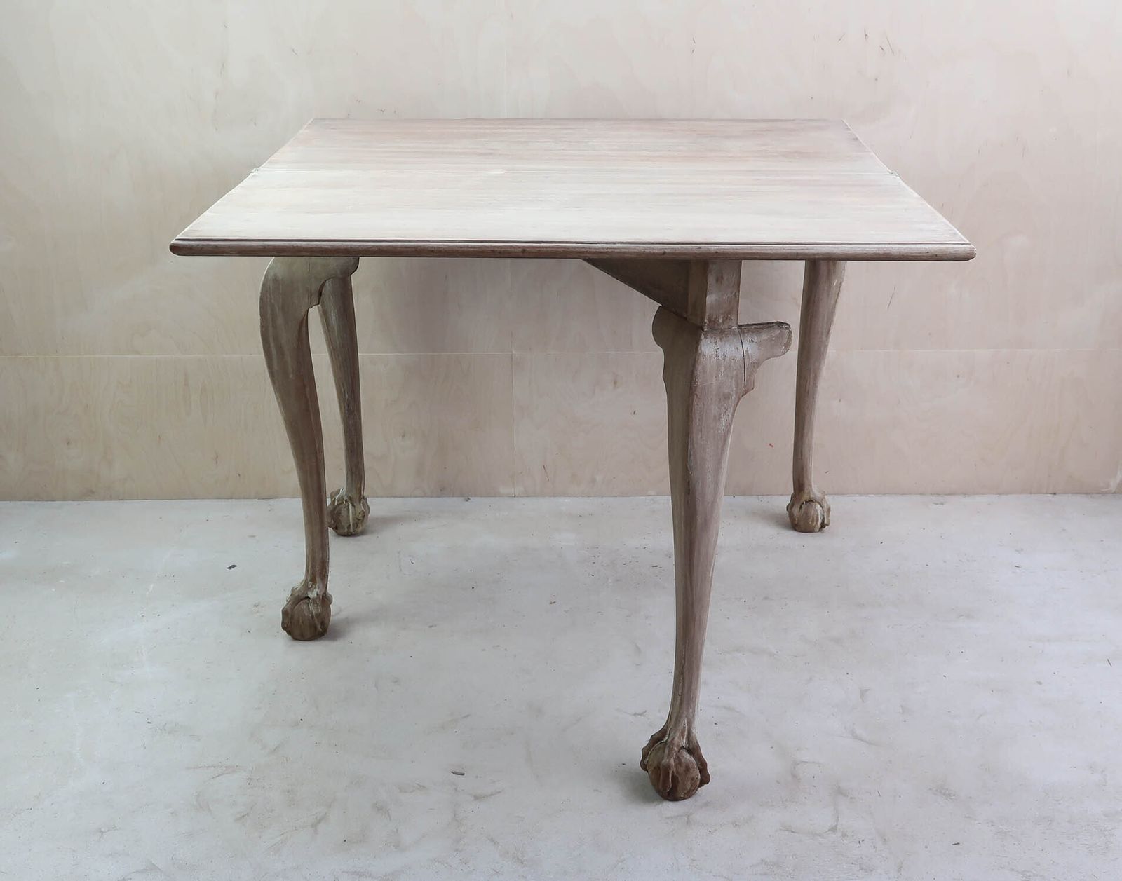photo for sale Klein antiek gebleekt bijzettafeltje met klauw- en balpoten, Engels, ca. 1800