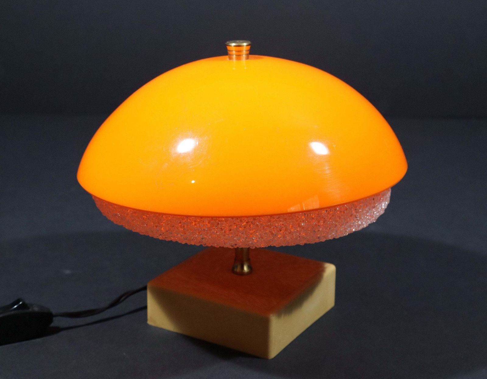 Petite lampe de table vintage française en forme de champignon, en acrylique orange et transparent photo vintage