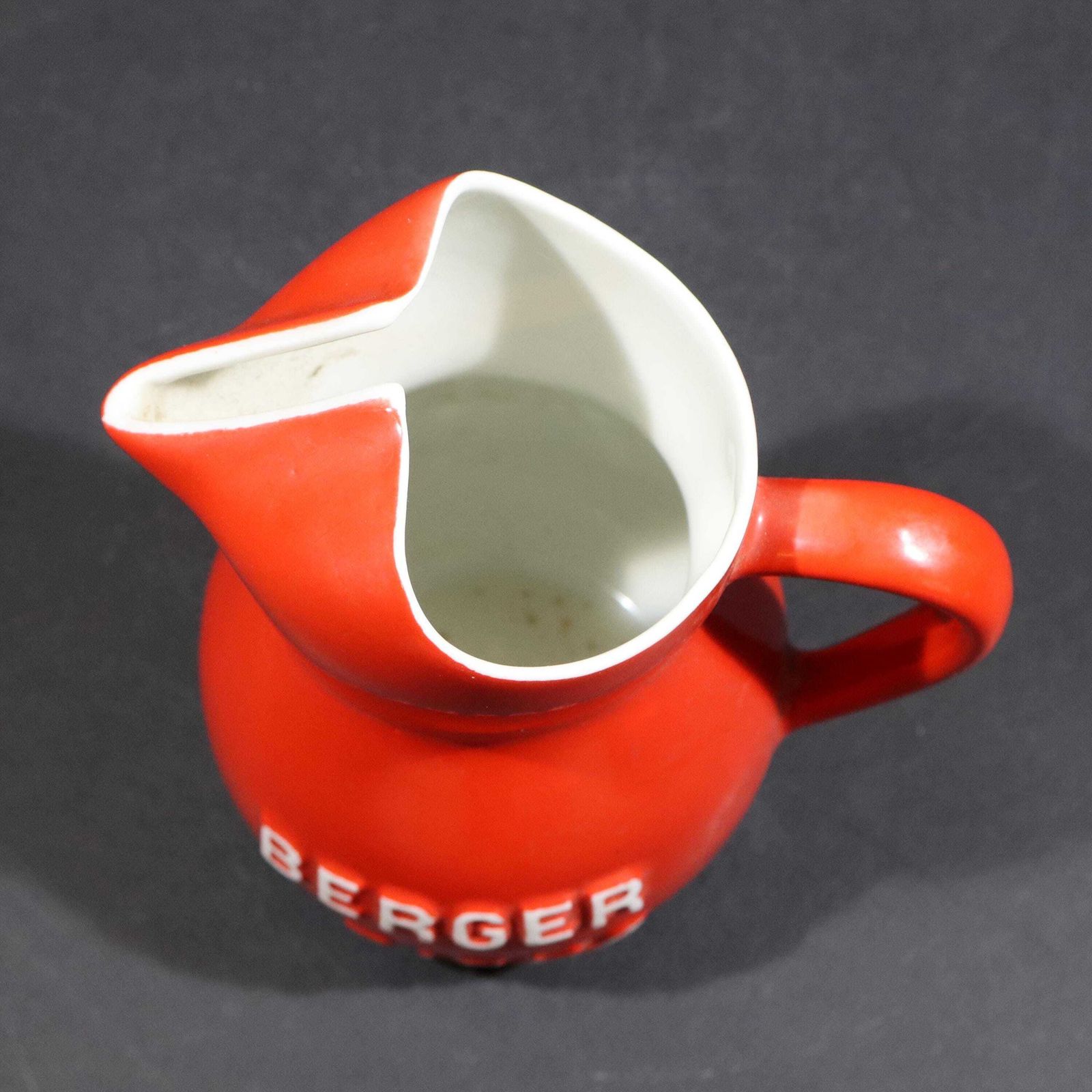 Pichet publicitaire vintage Berger en céramique rouge, accessoires de bar de collection photo for sale