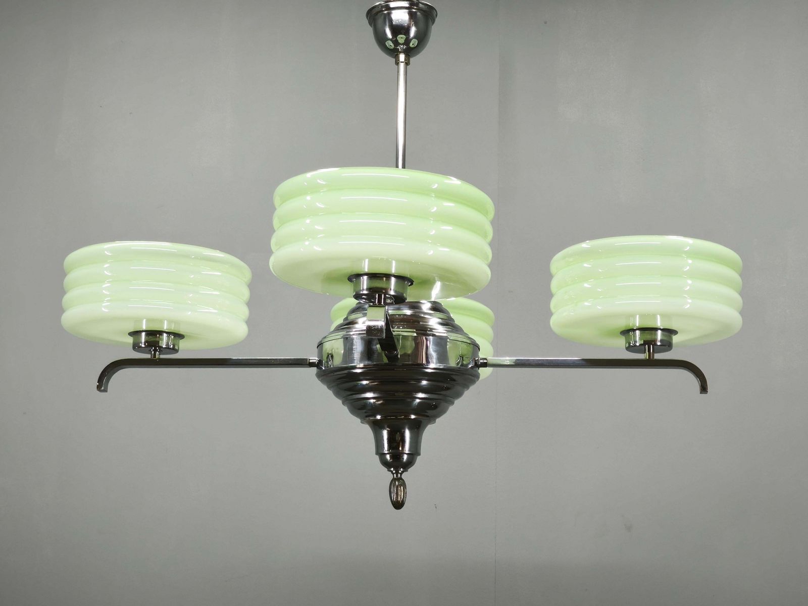Lustre Art déco en verre opaline vert, Tchécoslovaquie, années 1930 photo furniture