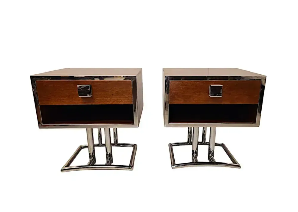Fraai paar mid-century design bijzettafels of nachtkastjes in walnoot en chroom