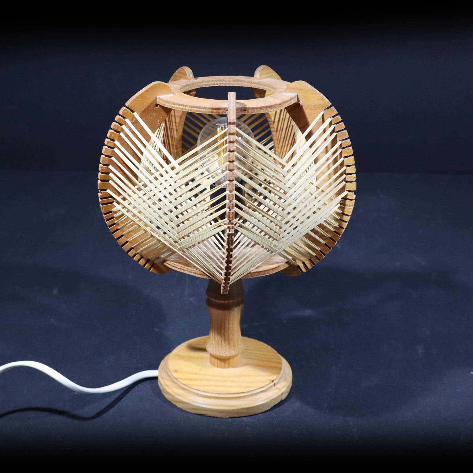 Lampe de table vintage portugaise en bois et cannage tressé, années 1960 photo furniture