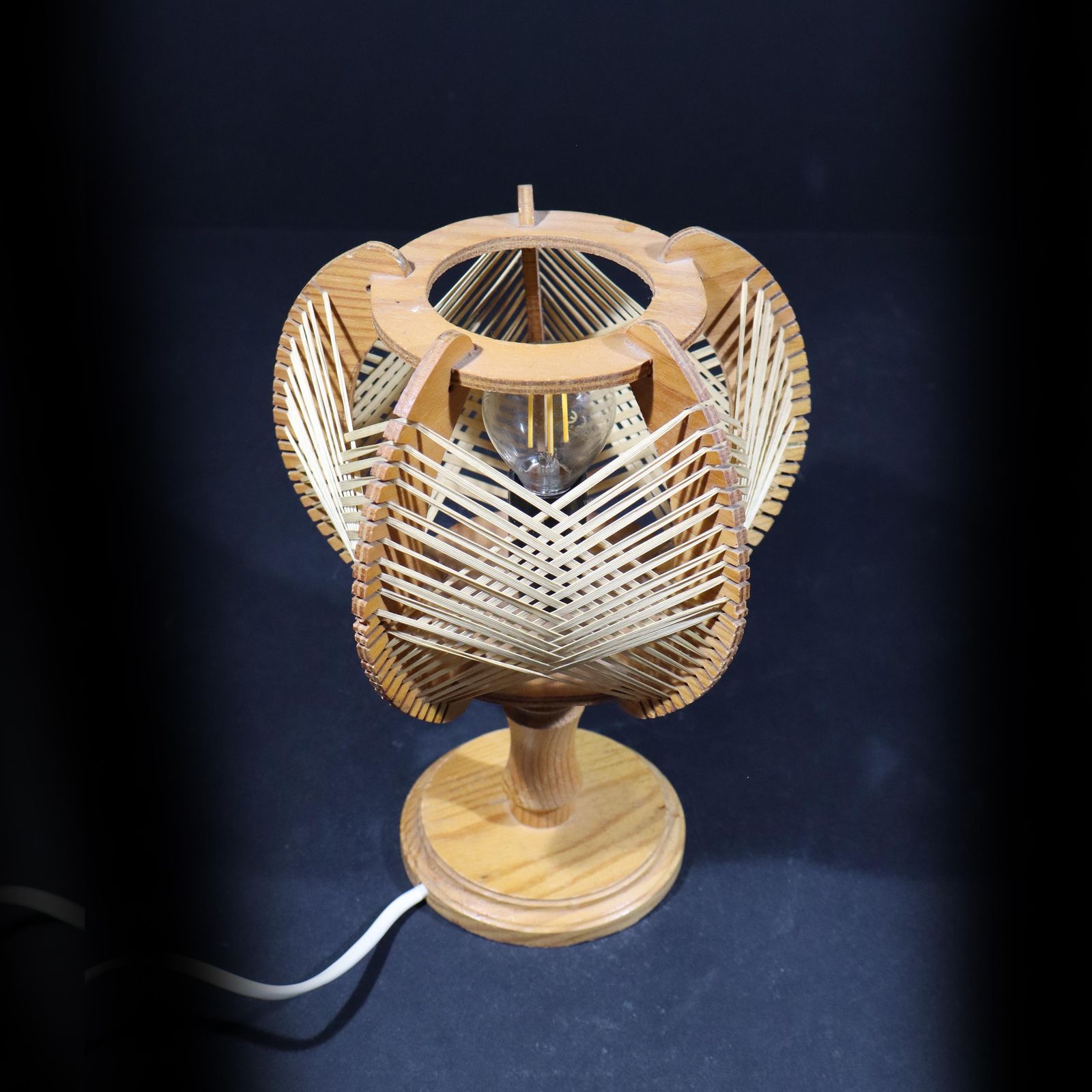 Lampe de table vintage portugaise en bois et cannage tressé, années 1960 photo 130.0