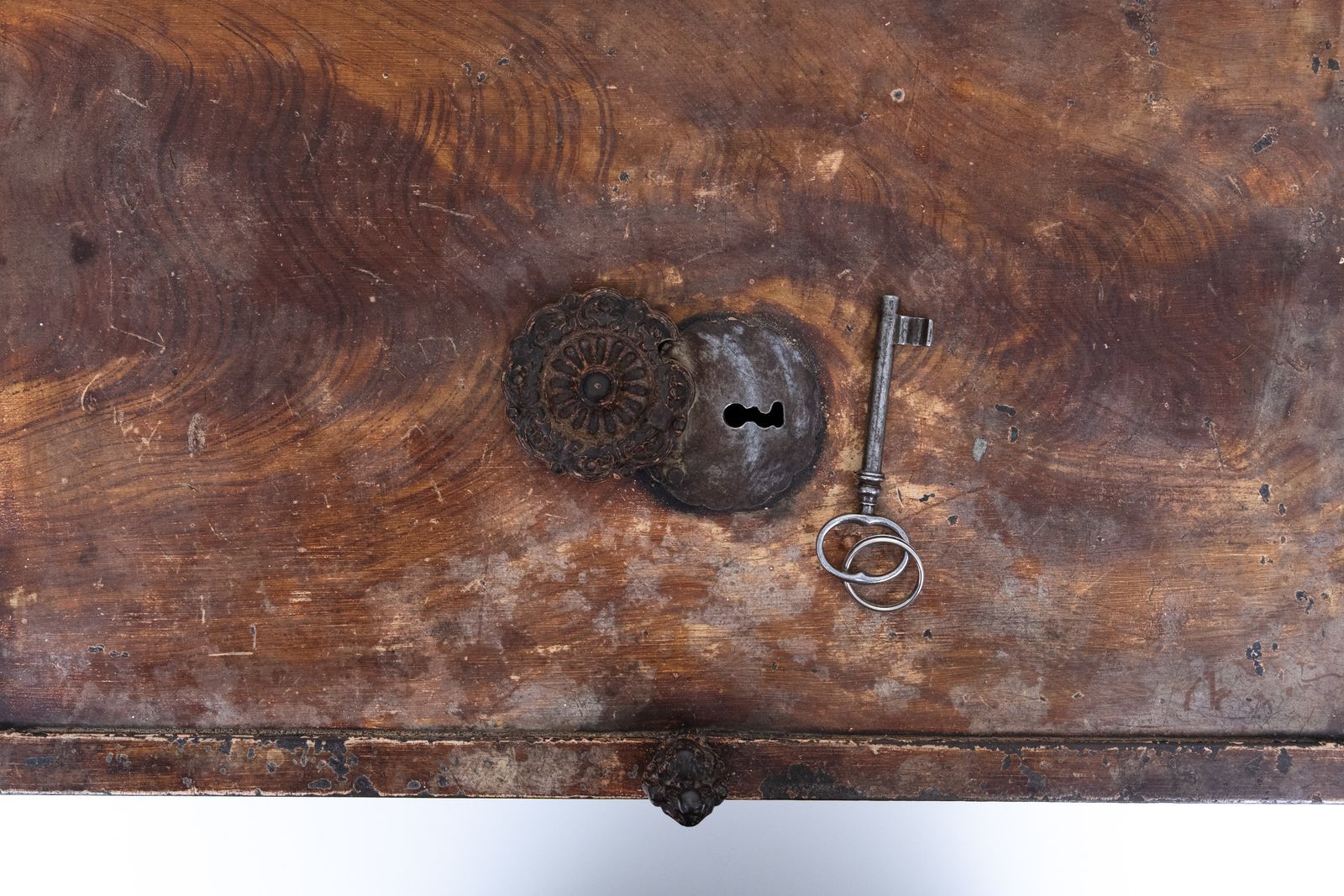 Antieke zware brandkast, 19e eeuw photo vintage