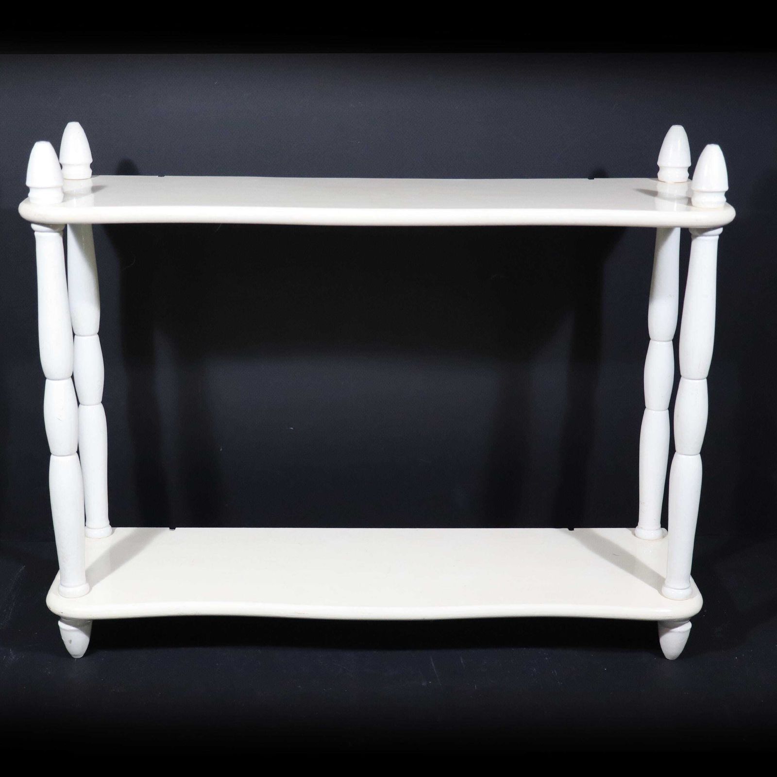 Étagère murale d'époque française en bois peint blanc avec colonnettes à fuseau photo 151.0