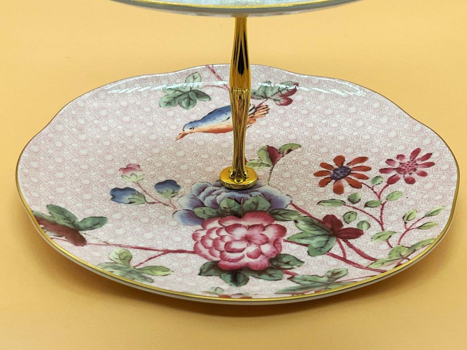Wedgwood China Cuckoo Design taartstandaard met 2 etages. photo furniture