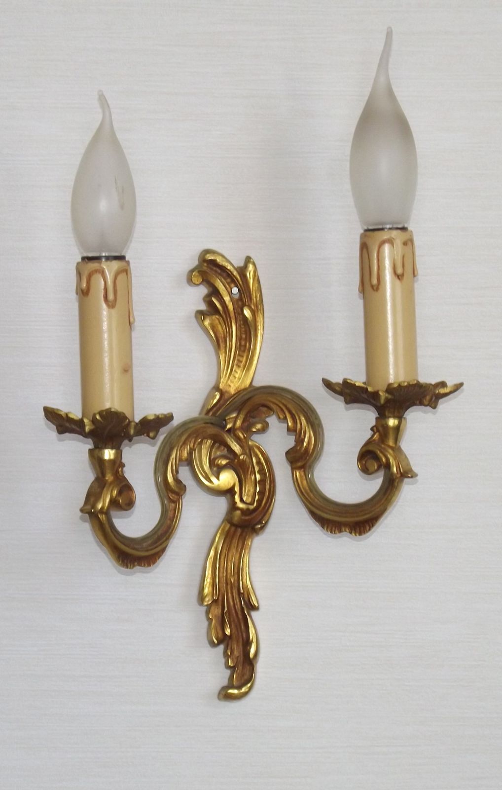 Stijlvolle vintage Franse bronzen dubbele wandlampen met acanthusbladdetail photo vintage