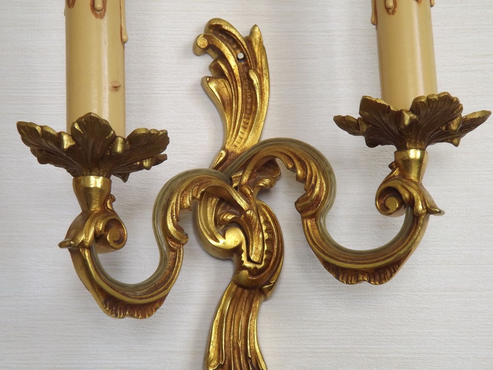 Luminaires Paire d'appliques murales doubles vintage en bronze, décor de feuilles d'acanthe, France photo