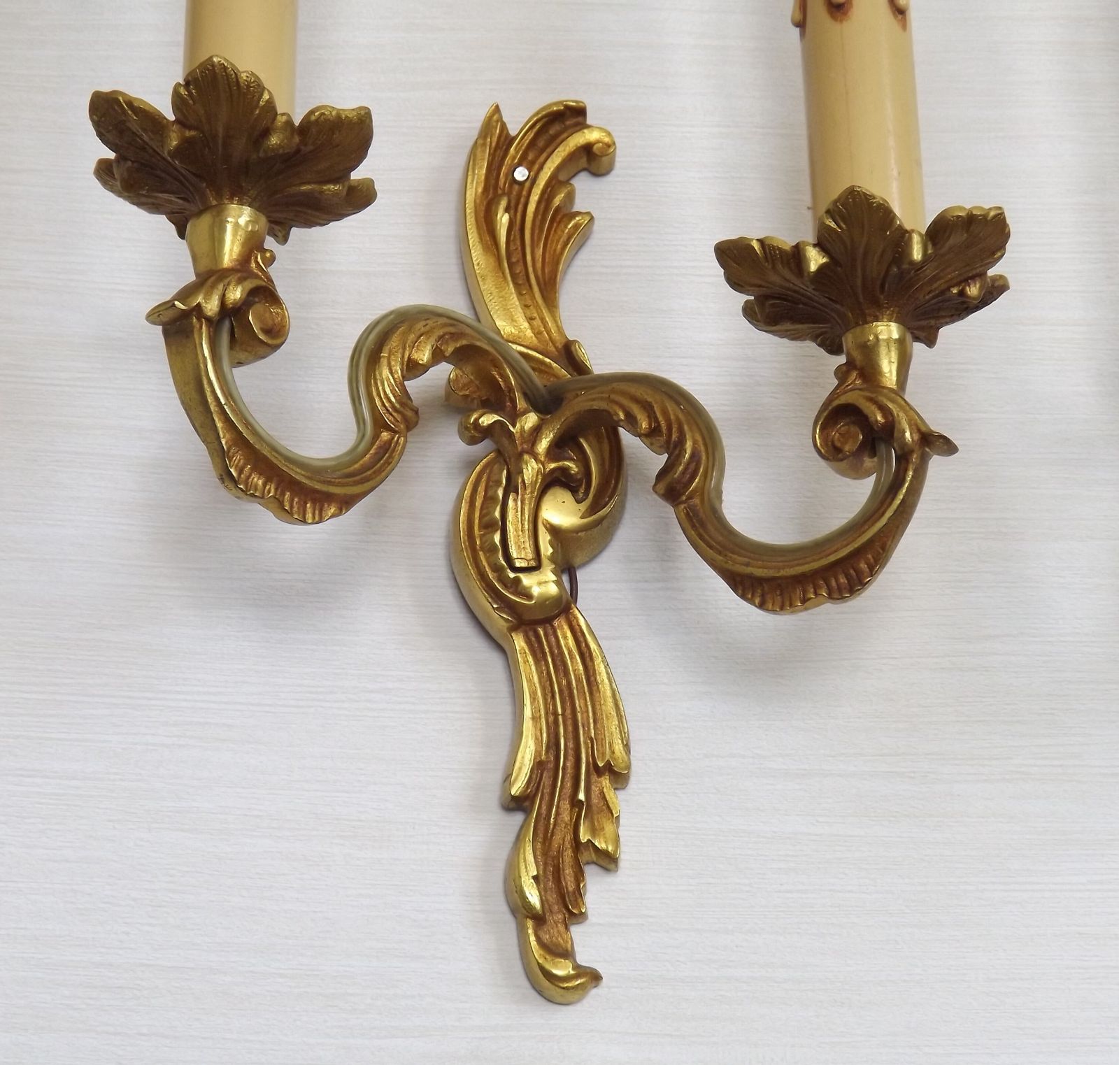 photo vinterior Stijlvolle vintage Franse bronzen dubbele wandlampen met acanthusbladdetail