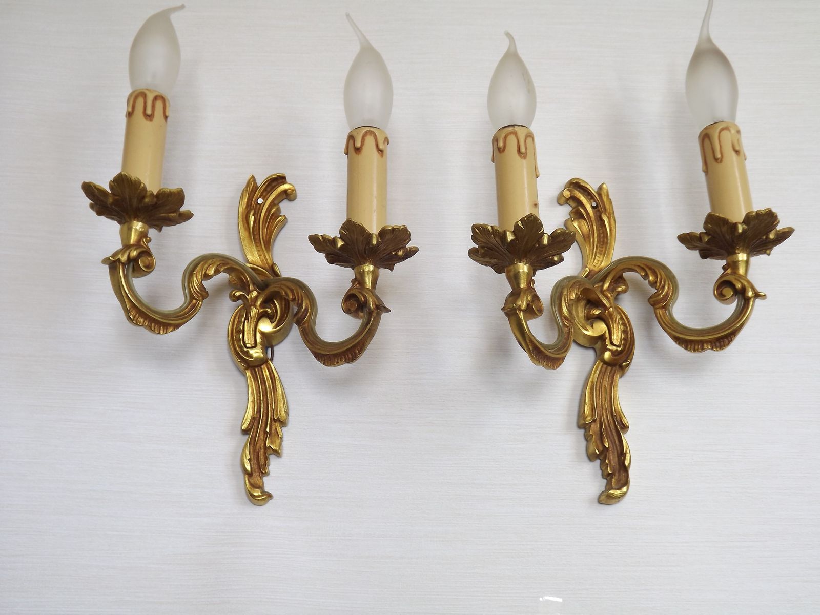 Paire d'appliques murales doubles vintage en bronze, décor de feuilles d'acanthe, France photo for sale