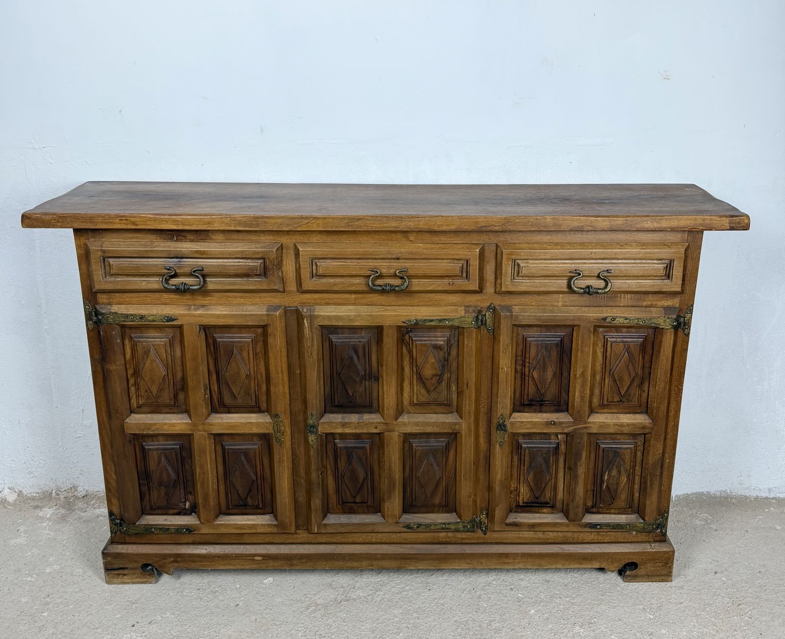 Spaans rustiek walnoten dressoir met drie lades photo furniture