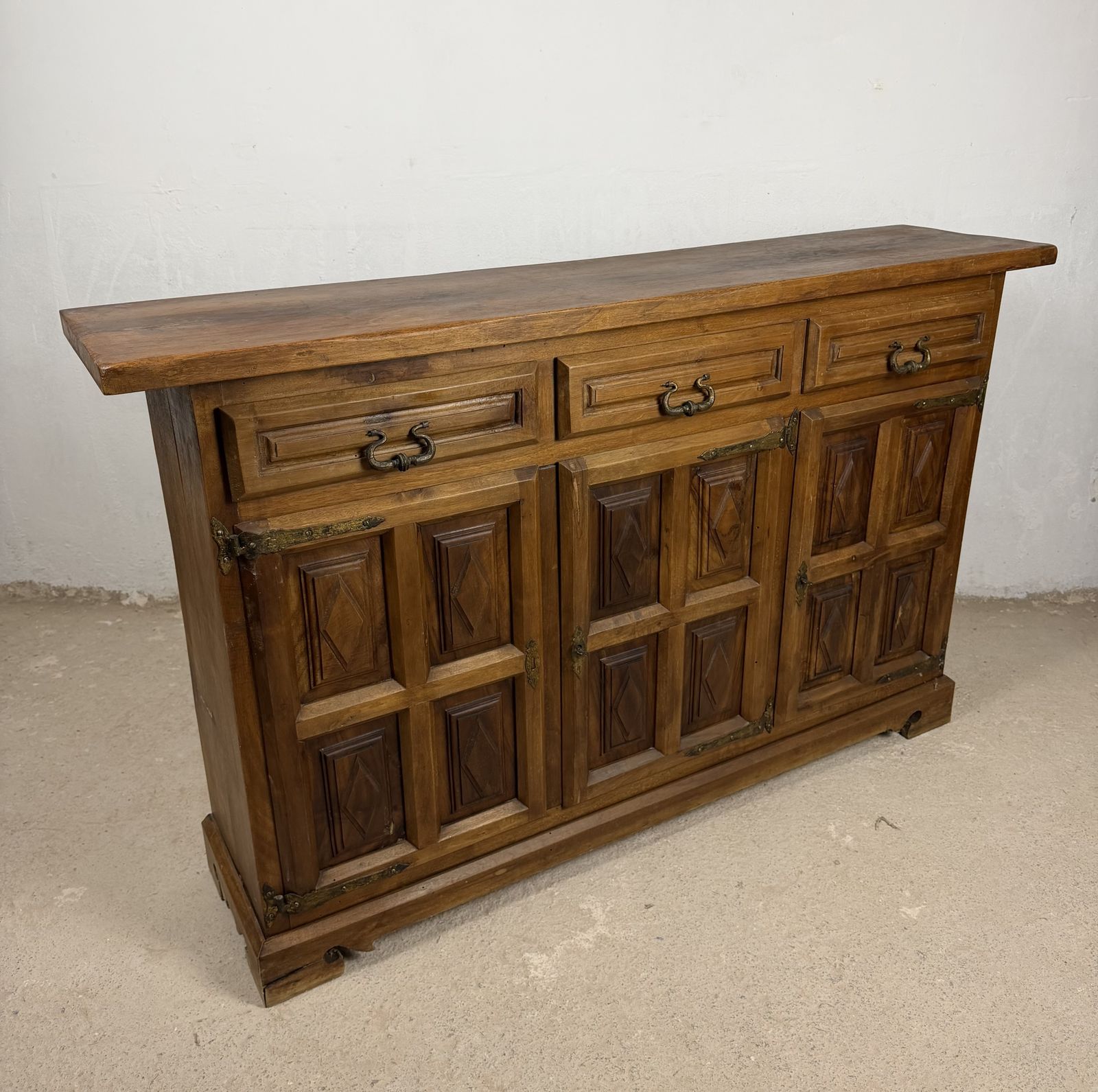 Spaans rustiek walnoten dressoir met drie lades photo vintage
