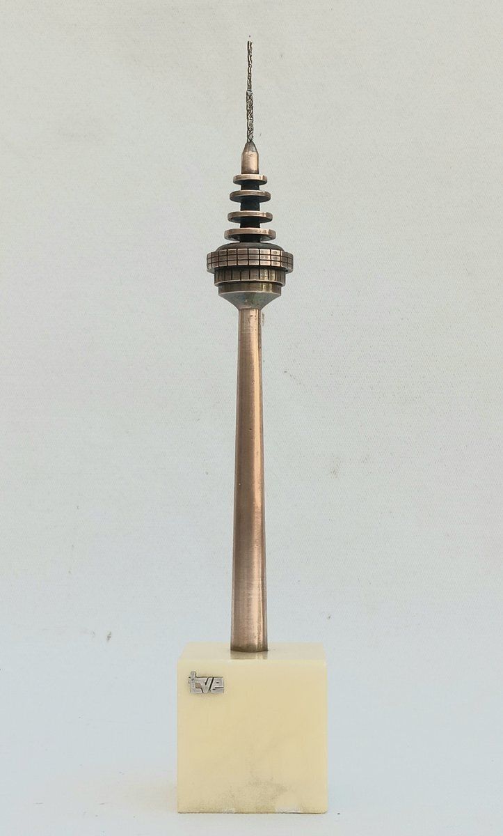 Figurine de la tour-antenne Torrespaña Pirulí, années 1980