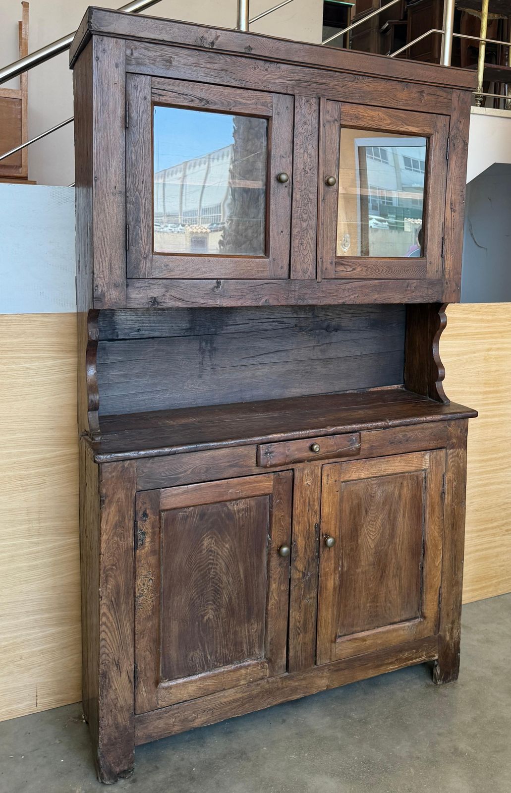 Vaisselier rustique espagnol en bois massif, style campagne, avec portes vitrées photo vintage