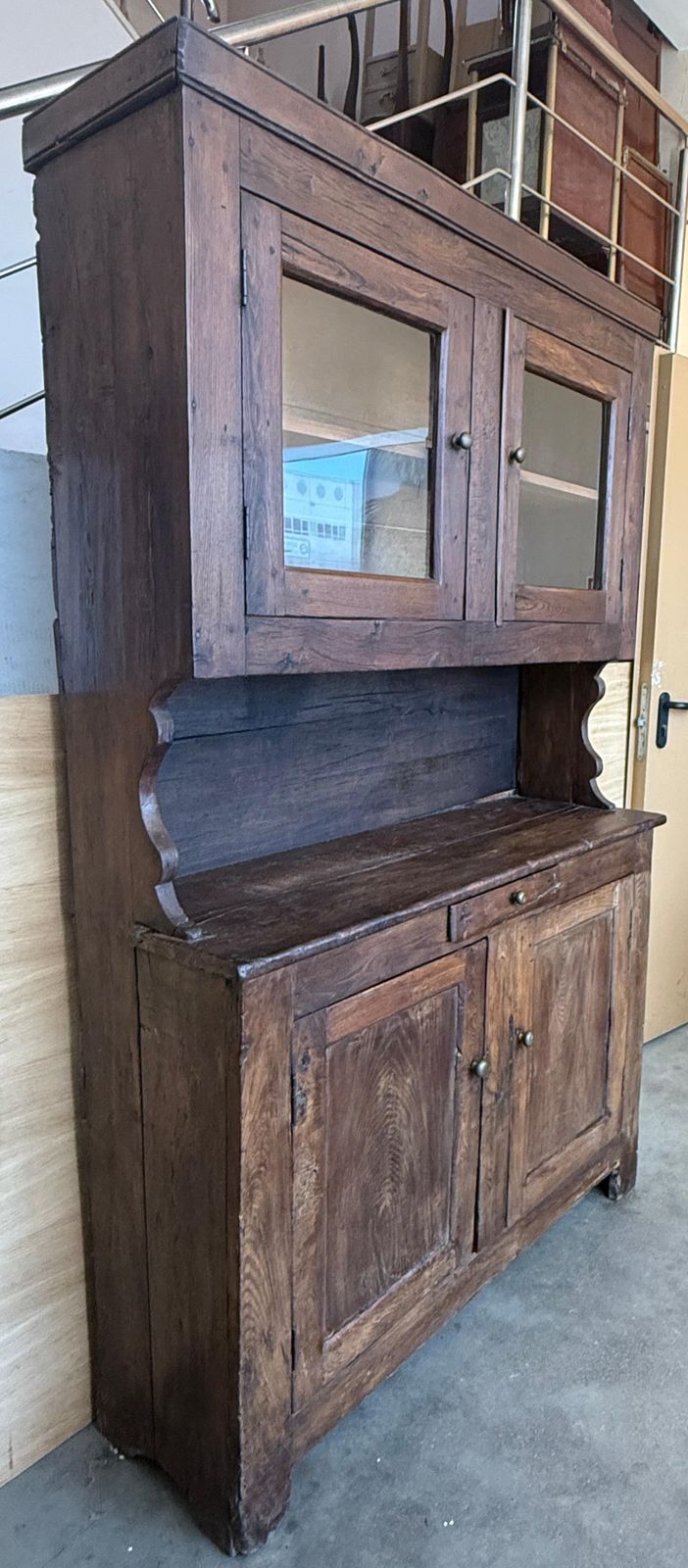 photo for sale Vaisselier rustique espagnol en bois massif, style campagne, avec portes vitrées