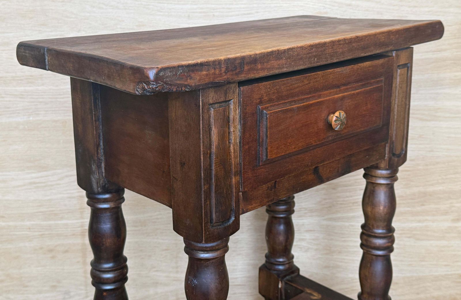 photo for sale Paire de tables d'appoint espagnoles en bois massif avec tiroir de rangement
